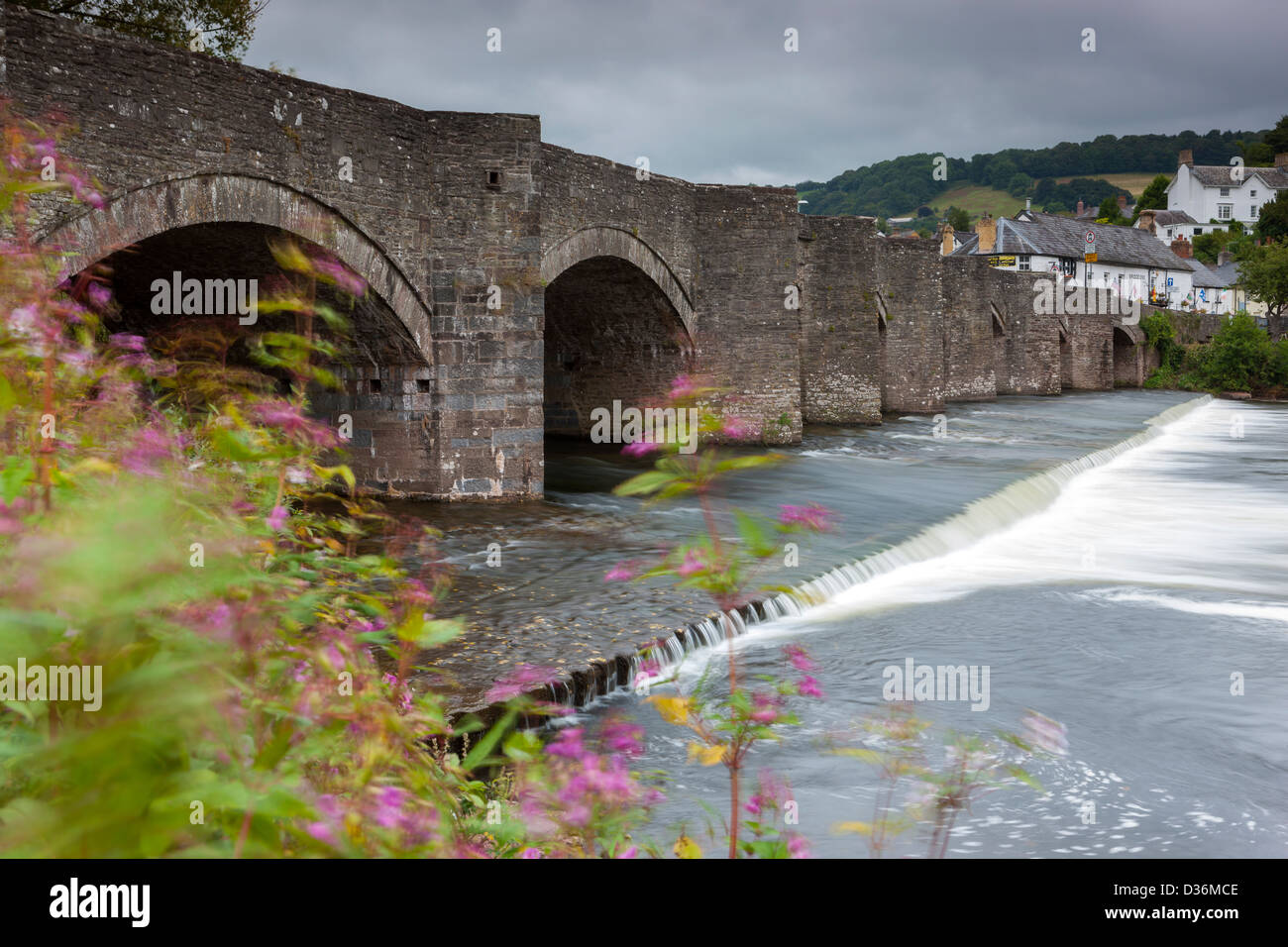 Brücke über den Fluss Usk in Crickhowell, gebaut im Jahre 1706, Powys, Wales, UK, Europa. Stockfoto
