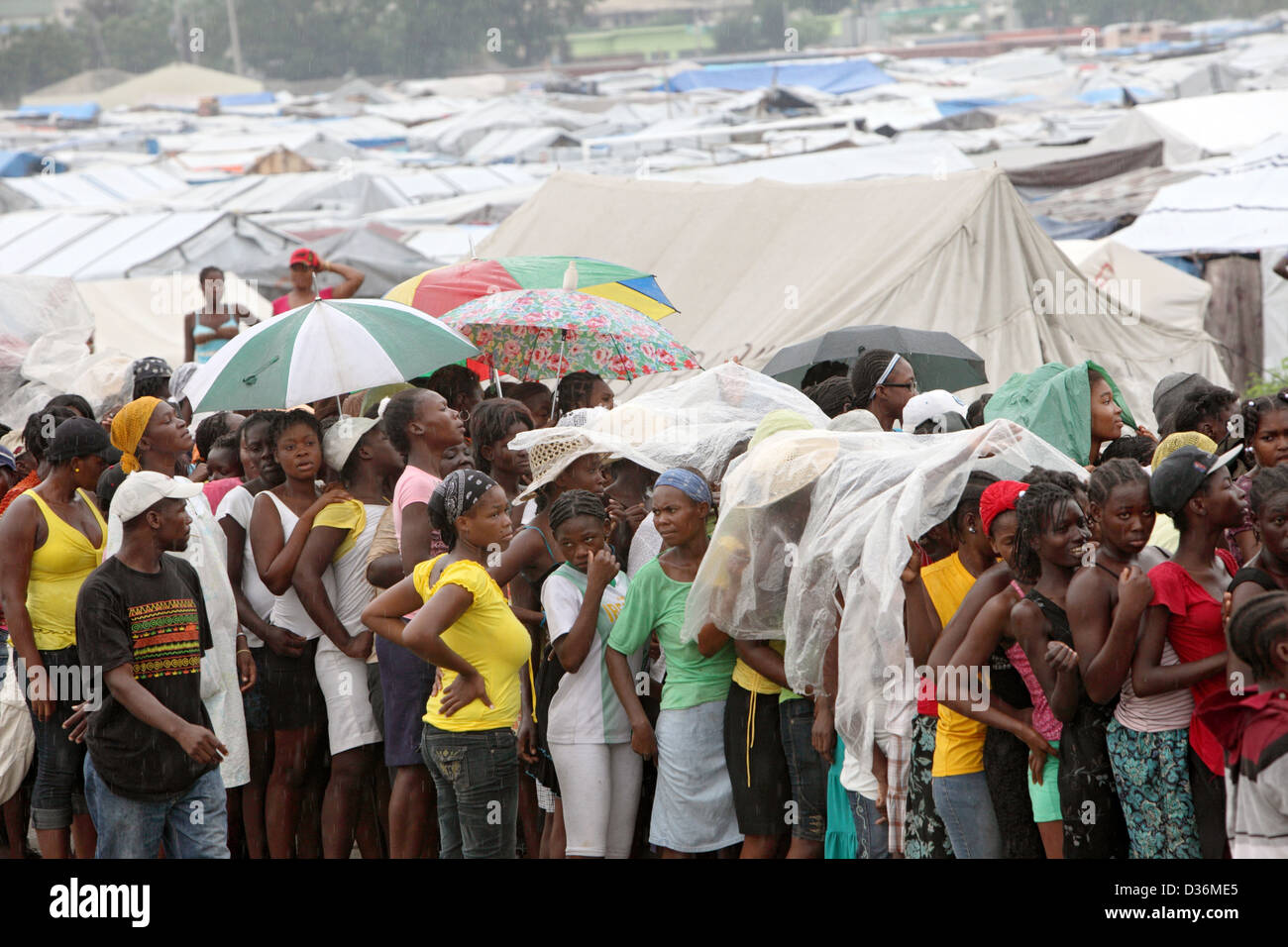 Port-au-Prince, Haiti, in den Flüchtlingslagern Hilfsgueterverteilung la Piste Stockfoto