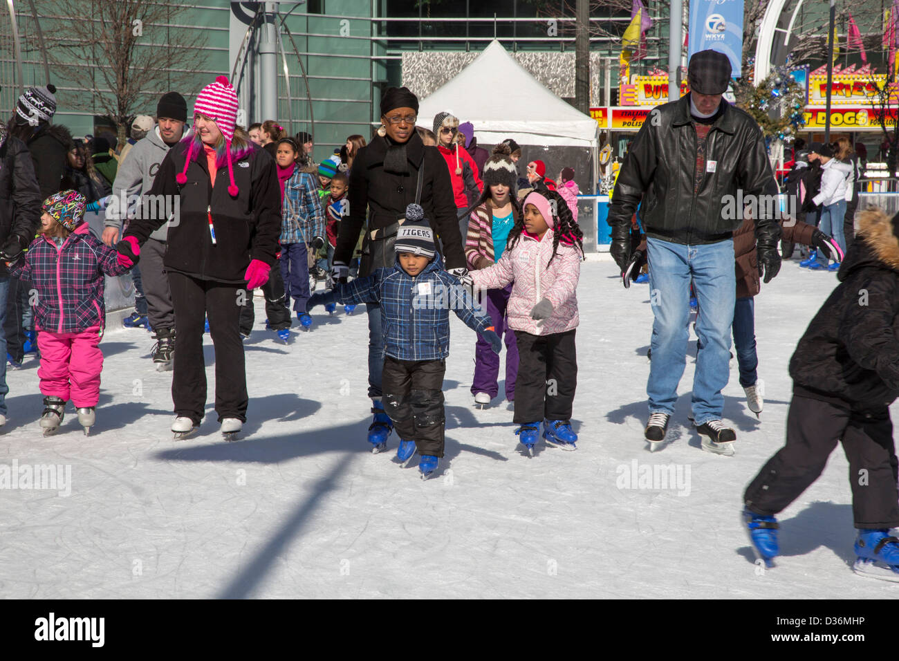 Menschen-Skate auf der Eisbahn im Campus Martius Park in Detroit Winter Blast Festival. Stockfoto