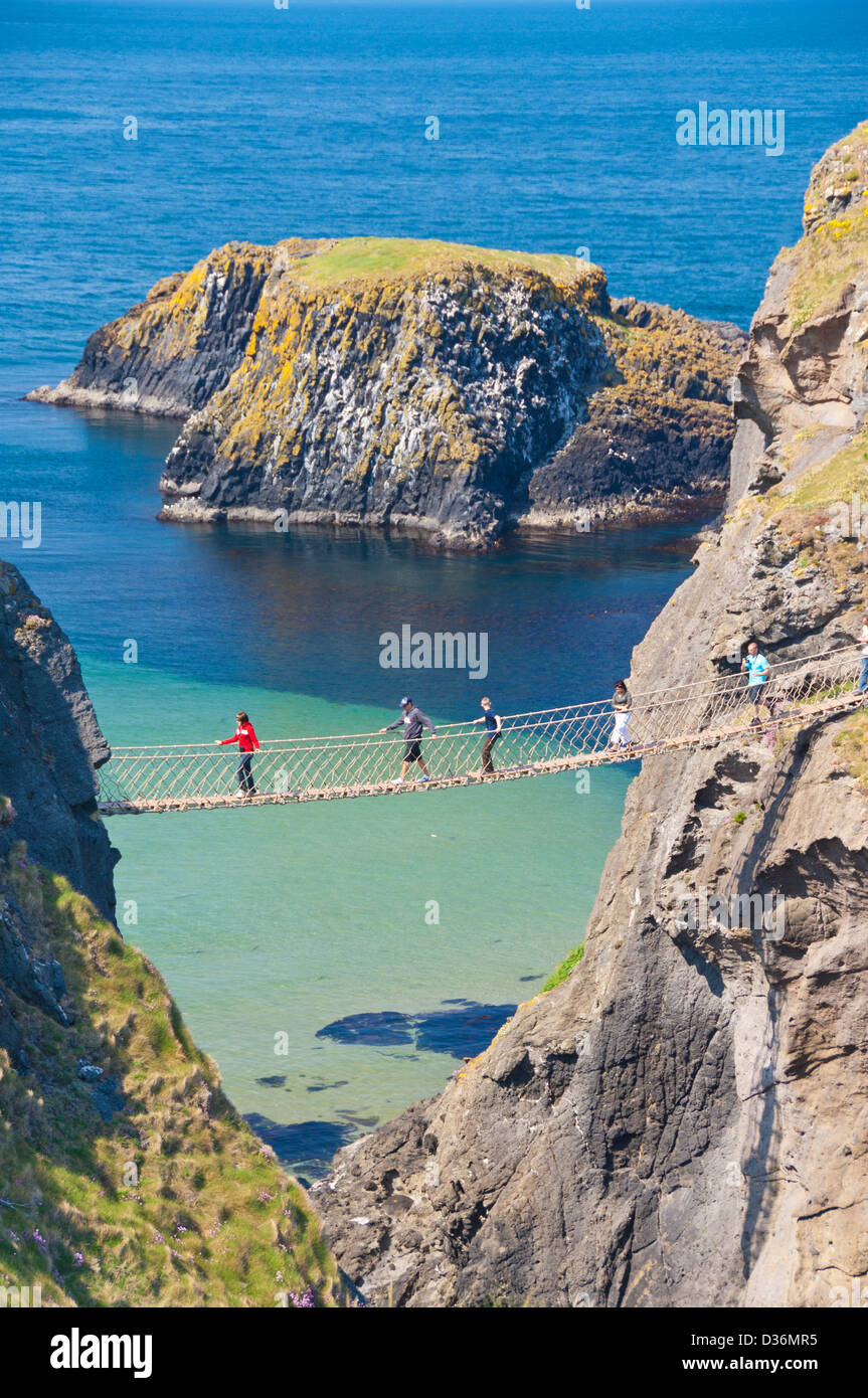 Touristen, die Überquerung der Carrick ein Rede Seilbrücke, Carrick island Ballycastle County Antrim Nordirland Großbritannien GB EU Europa Stockfoto