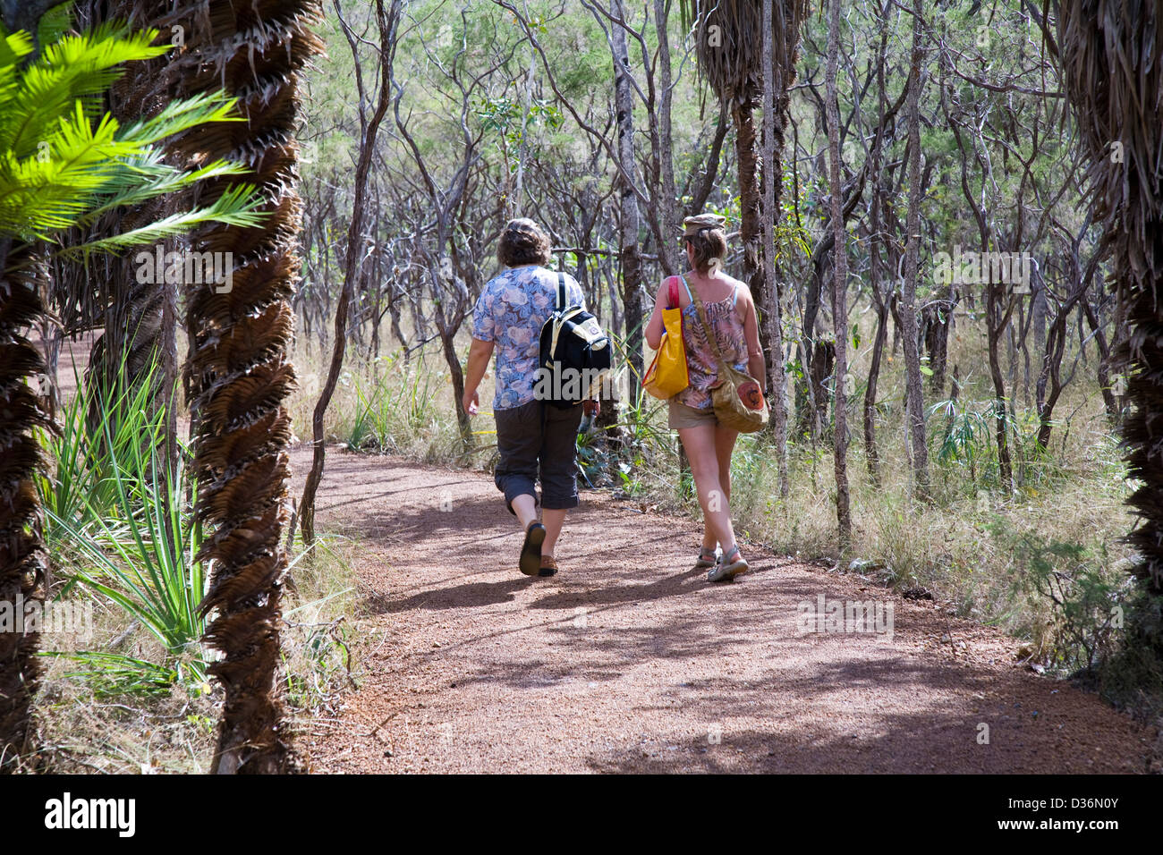 Besucher schlendern die Woodland Walk in Territory Wildlife Park, Northern Territory, Australien Stockfoto