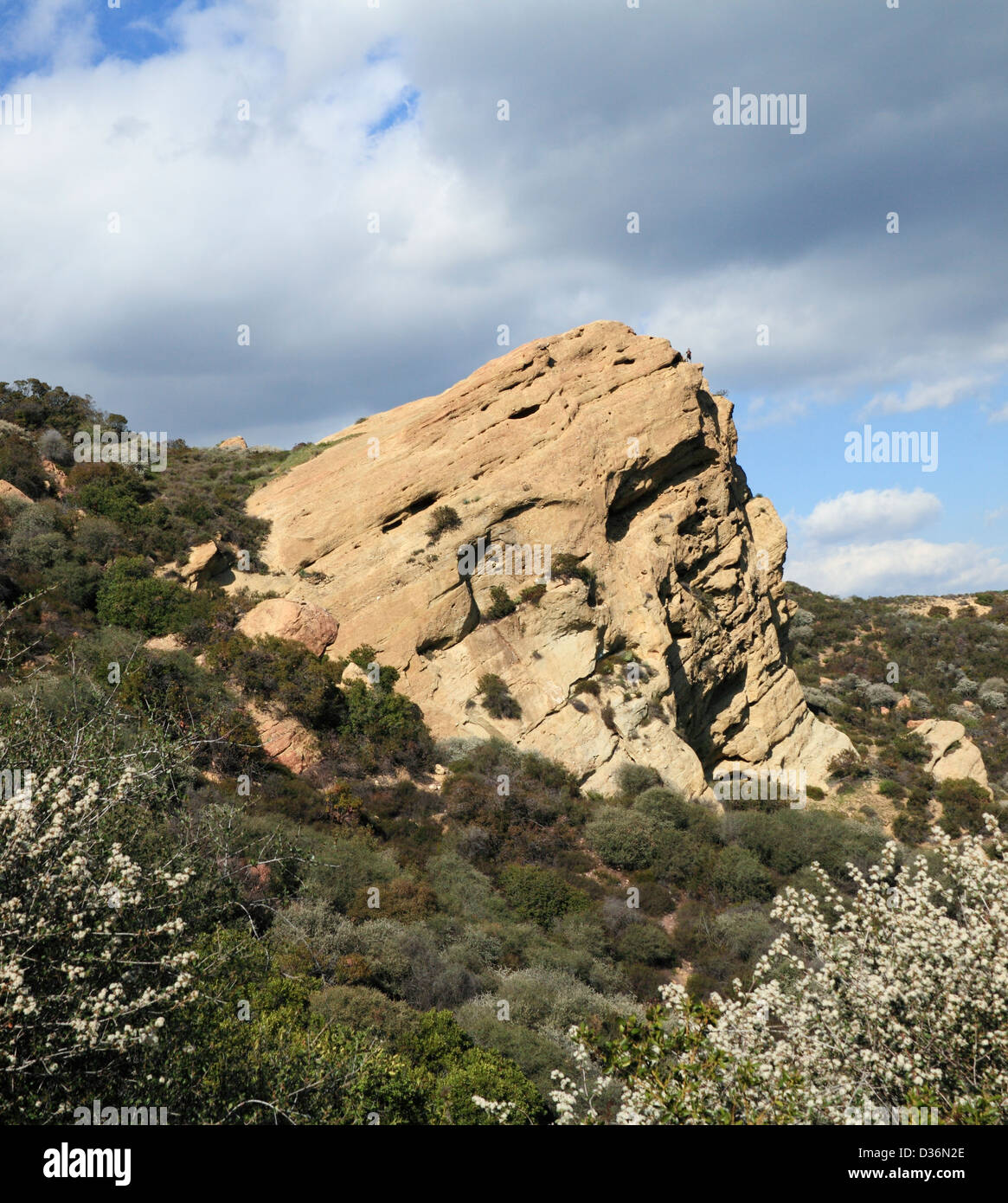 Eagle Rock im Topanga State Park in Topanga, Kalifornien; Wanderer am Rand gesehen Stockfoto