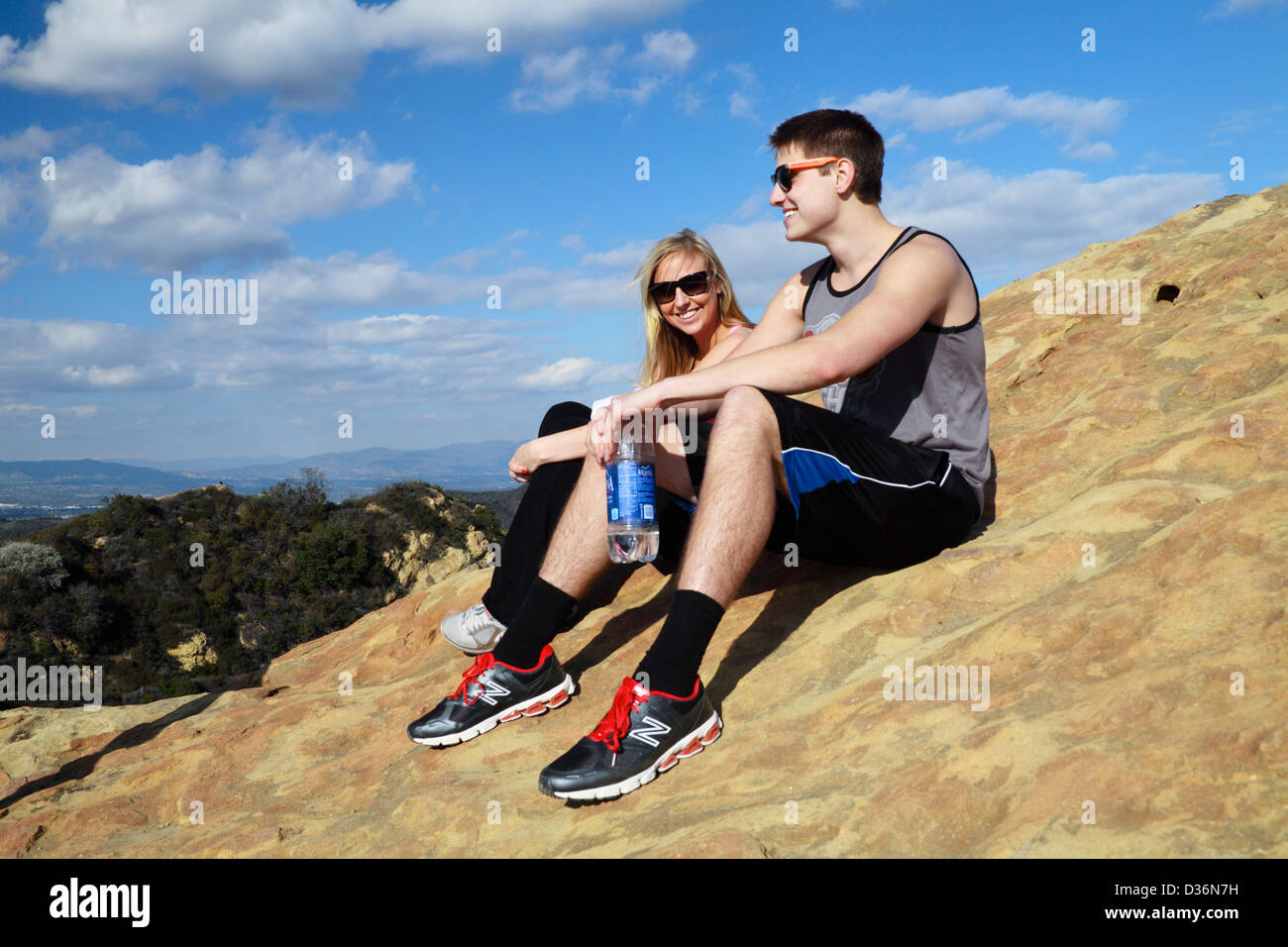 Freunde sitzen auf Eagle Rock im Topanga State Park in Topanga, Kalifornien Stockfoto