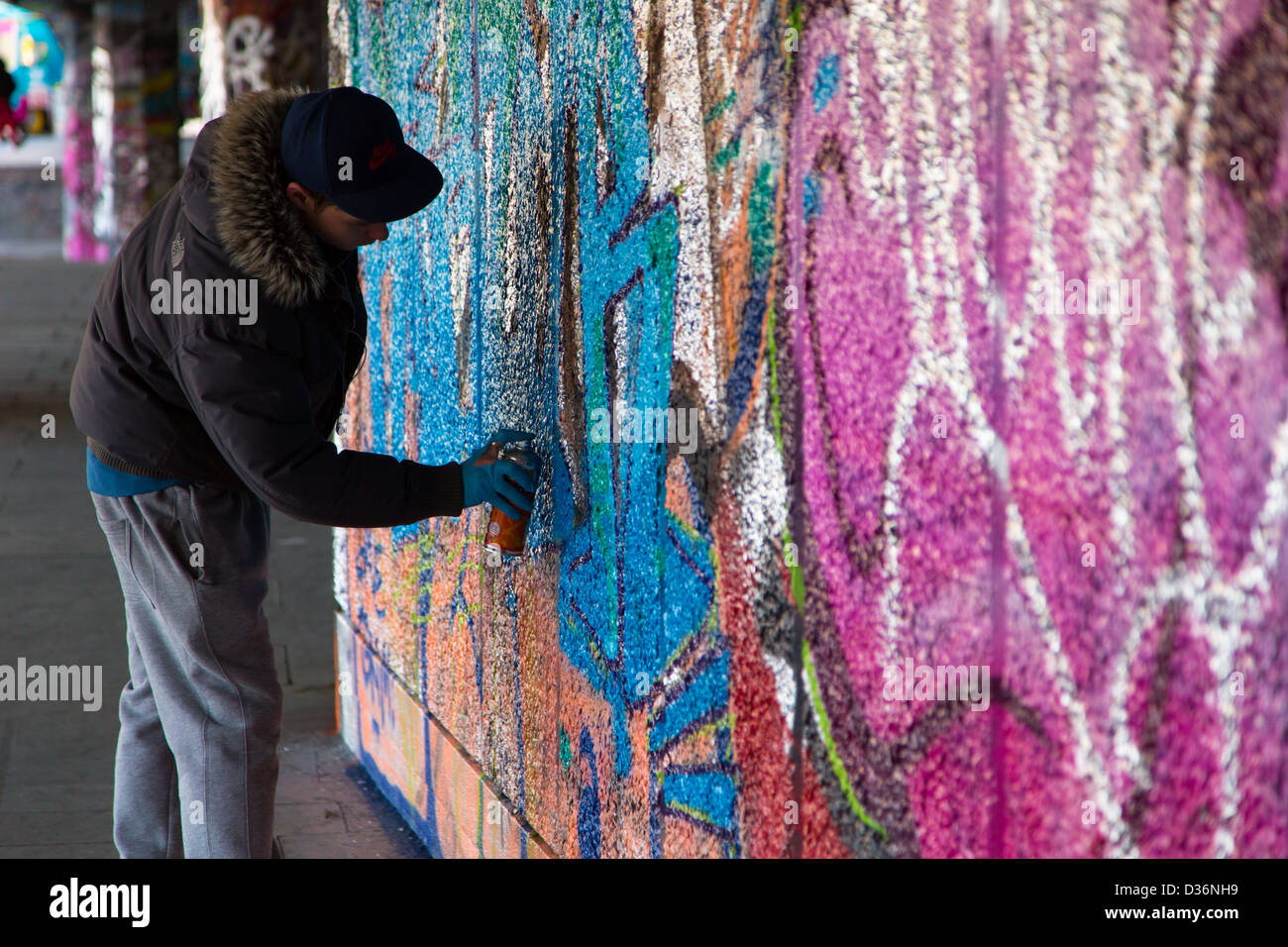 Graffiti-Künstler in Aktion, die Unterkirche, Southbank, London Stockfoto