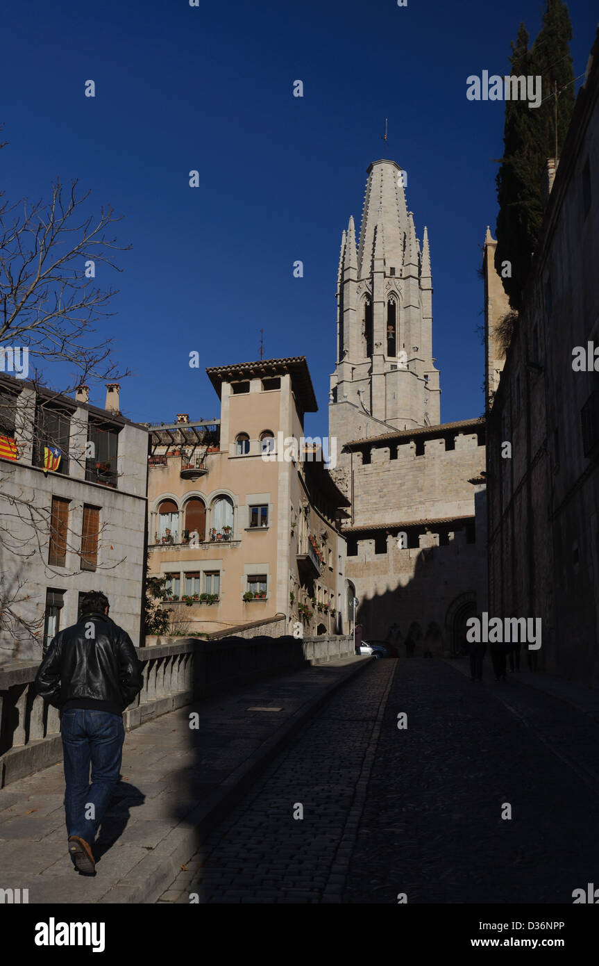 Kirche von Sant Feliu Turm und Altstadtblick von Girona, Katalonien, Spanien. Es gibt einige Leute, die zu Fuß in Richtung der Kirche. Stockfoto