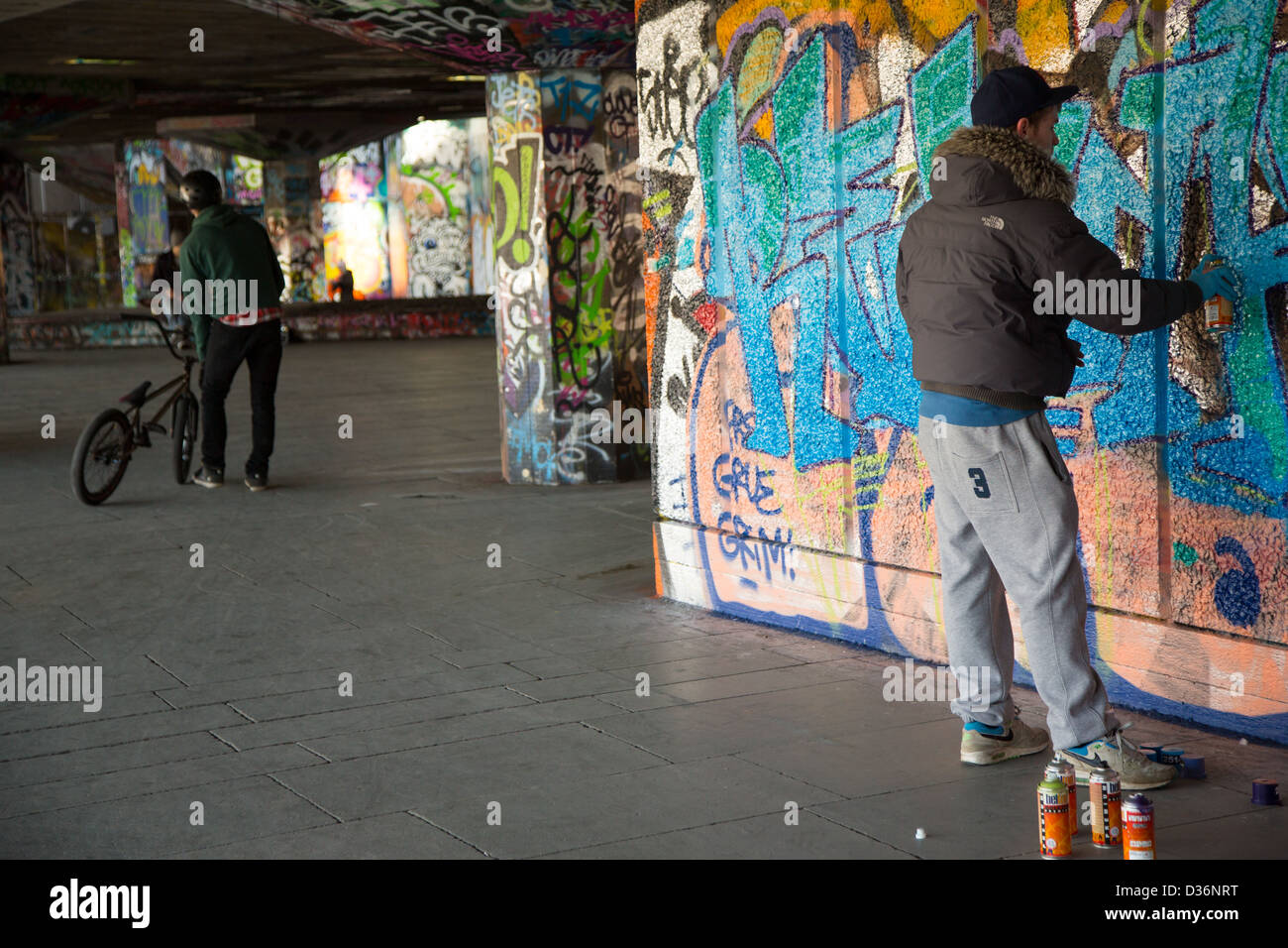 Graffiti-Künstler in Aktion, die Unterkirche, Southbank, London Stockfoto