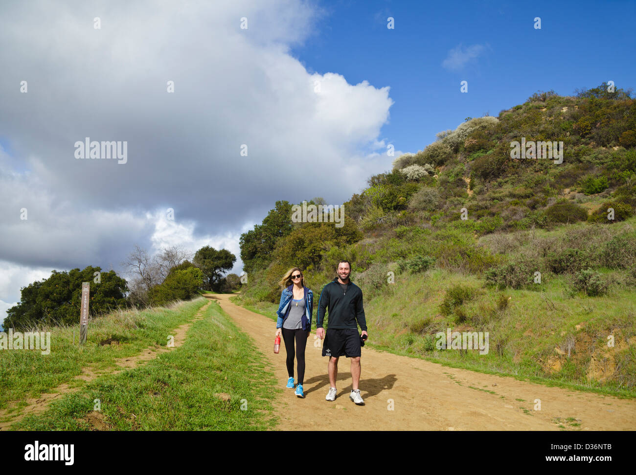 Paar Wandern Feuer unterwegs im Topanga State Park in Topanga, Kalifornien Stockfoto