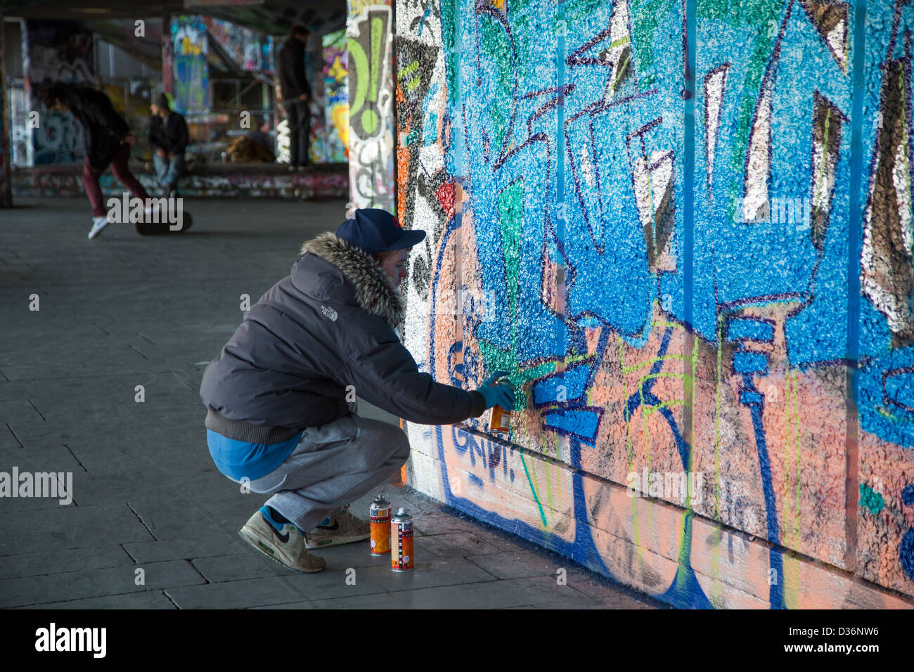 Graffiti-Künstler in Aktion, die Unterkirche, Southbank, London Stockfoto