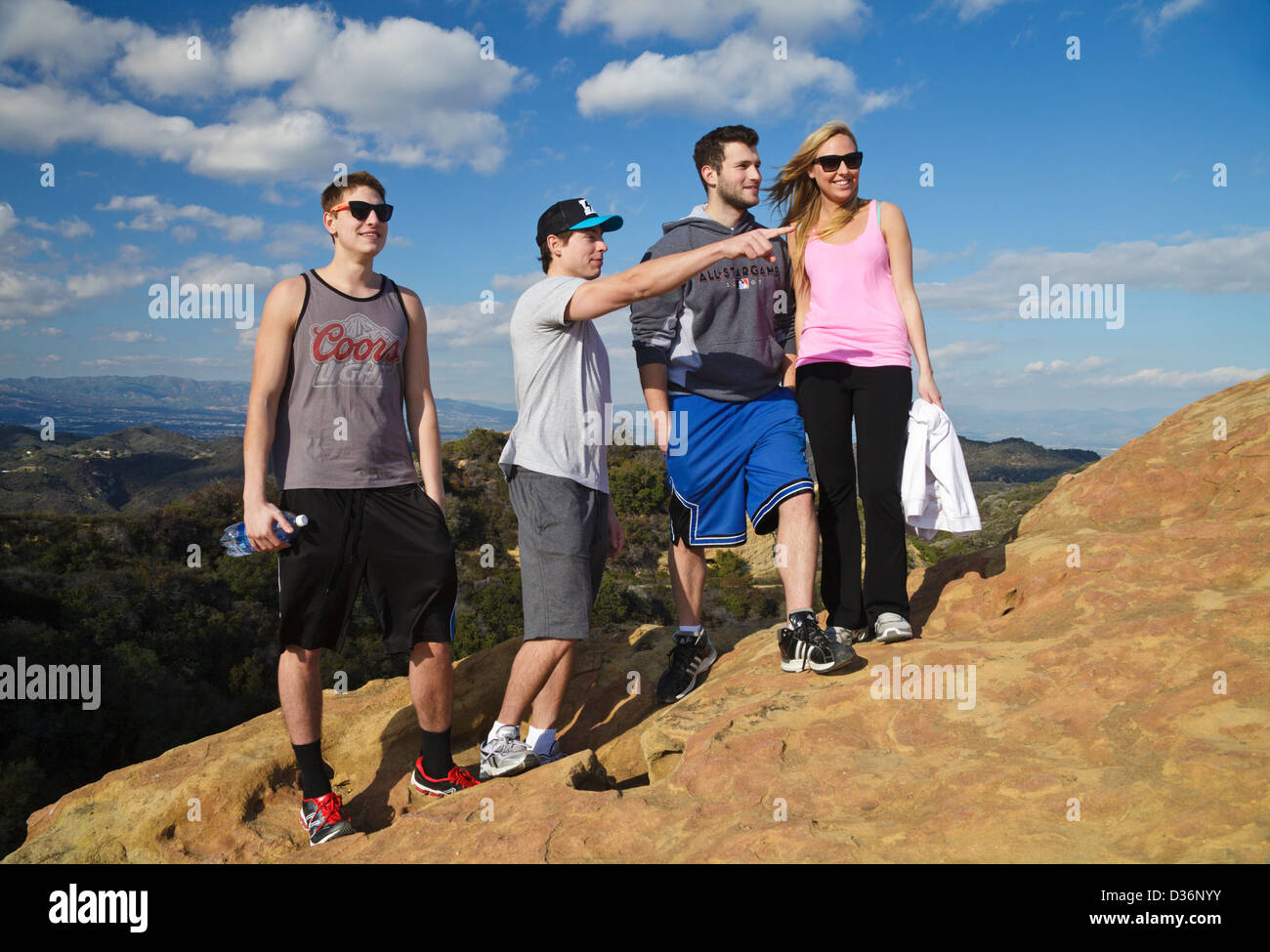 Freunde genießen die Aussicht vom Eagle Rock im Topanga State Park in Topanga, Kalifornien Stockfoto