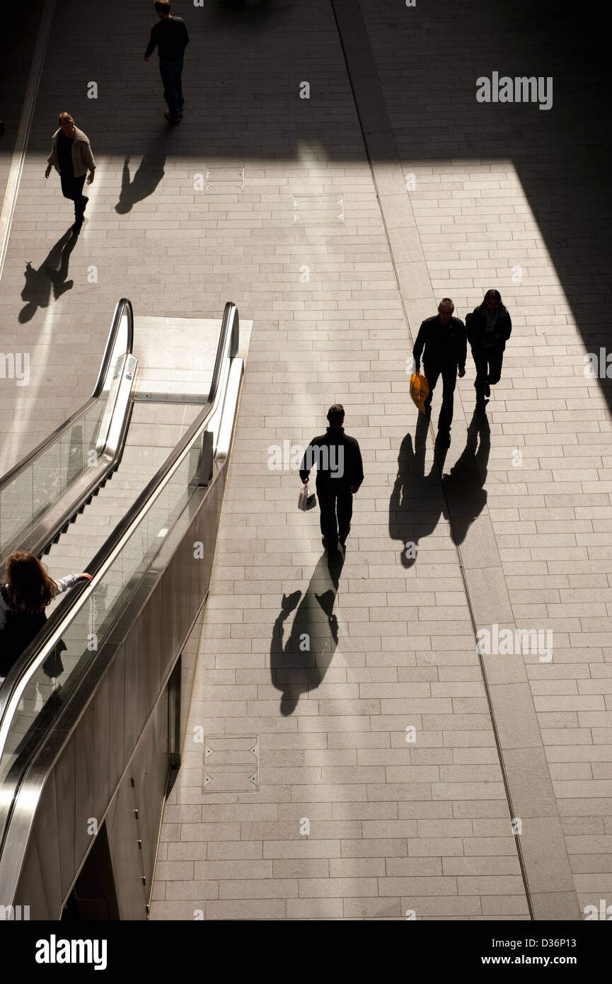 Licht des frühen Morgens Schatten Shopper Fußgänger Stockfoto