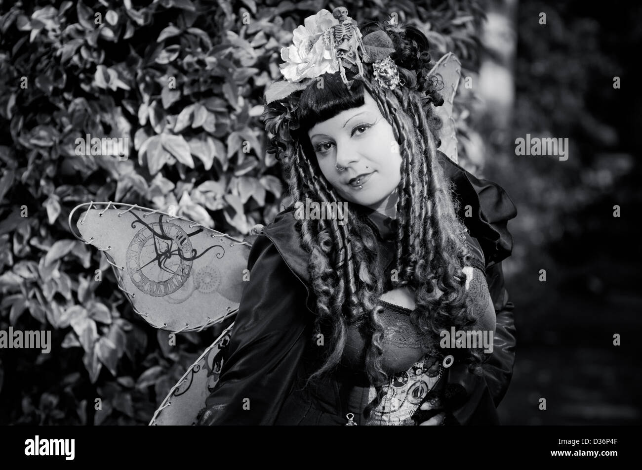 B&W Bild des kaukasischen Goth Trägerin Feenflügel. Stockfoto