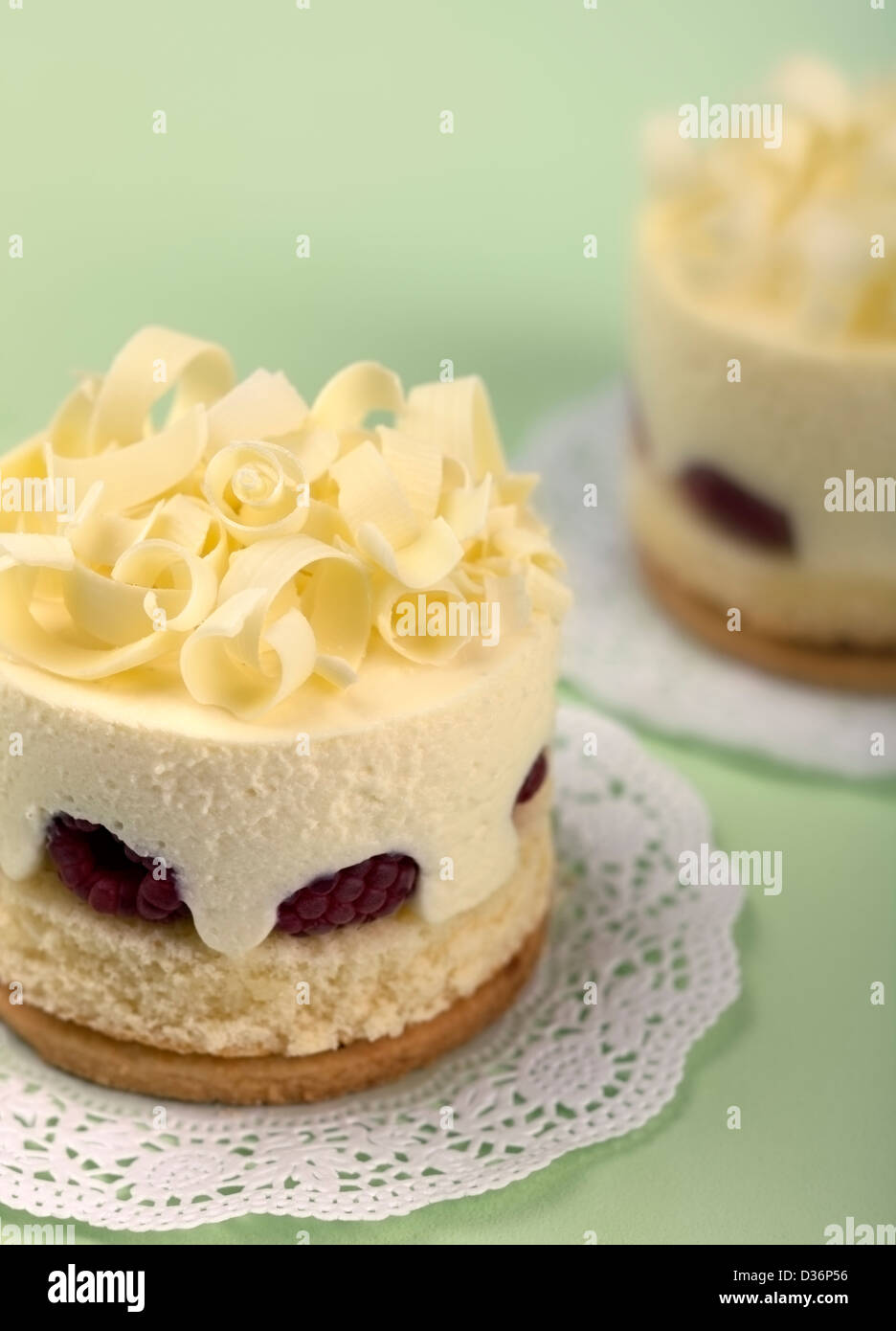 Gourmet-Dessert Shortbread Cookies, Himbeer Marmelade, Biskuit, Himbeeren und weiße Mousse au Chocolat gemacht. Stockfoto