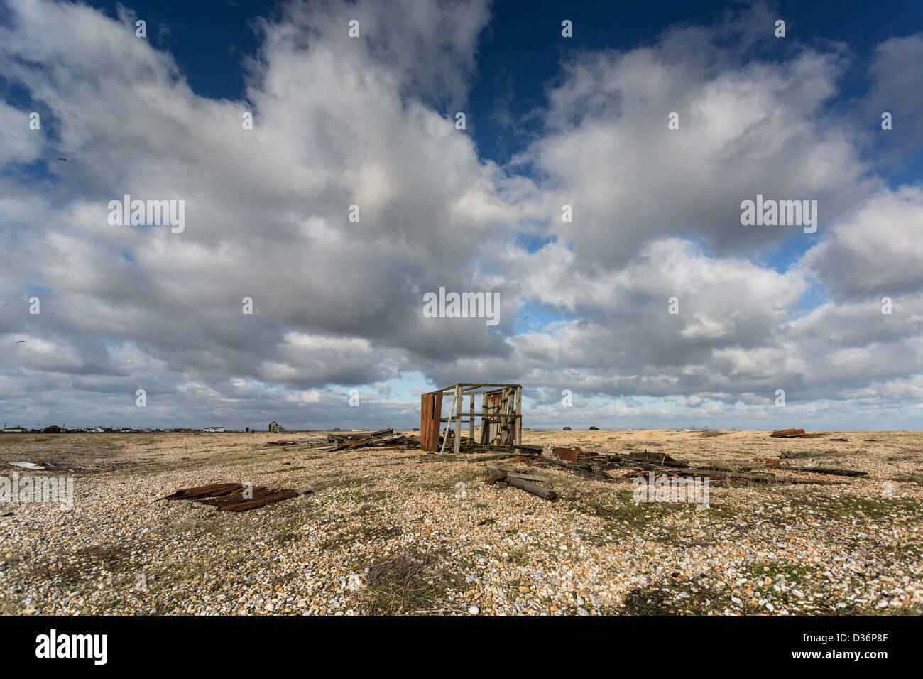 Verlassene Fischerhütte auf dem Kies bei Dungeness in Kent Stockfoto