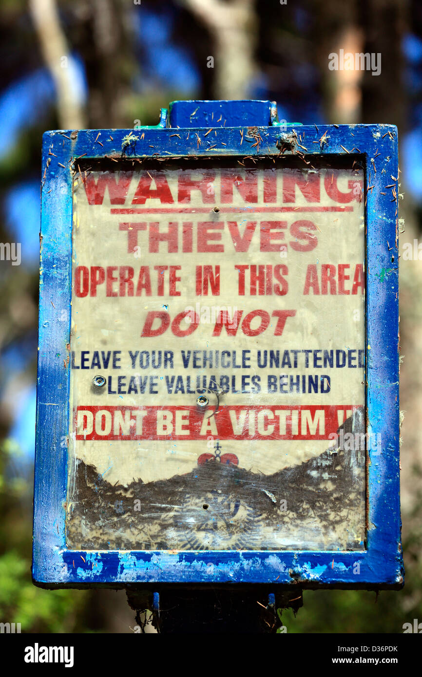 Alten öffentlichen Schild am Haruru Falls Parkplatz Bereich Warnung an ihre Fahrzeuge bei Diebe sperren. Stockfoto