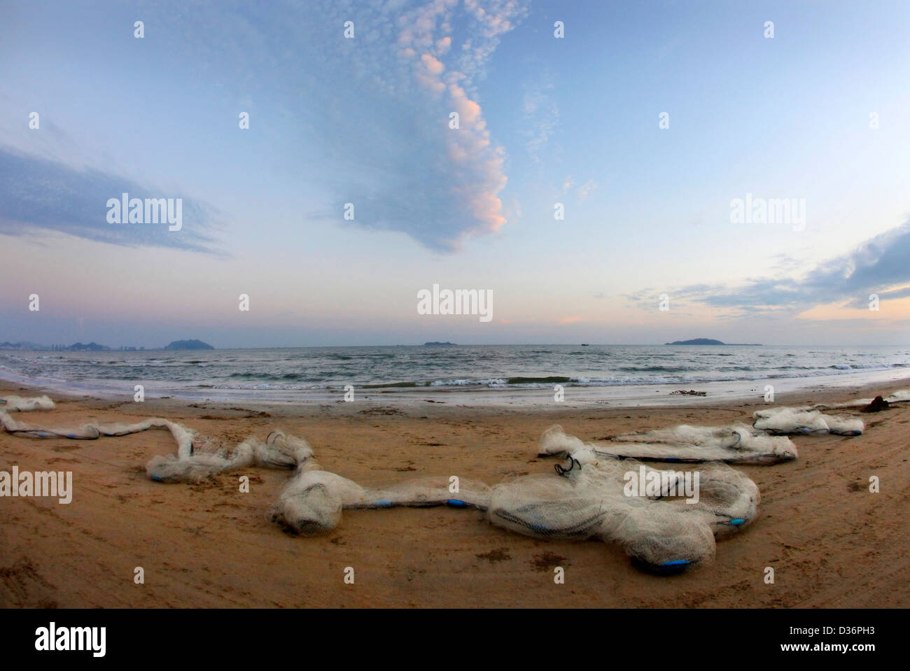 Panorama von einem Strand mit Fischen Netzwerke an einer Küste Stockfoto