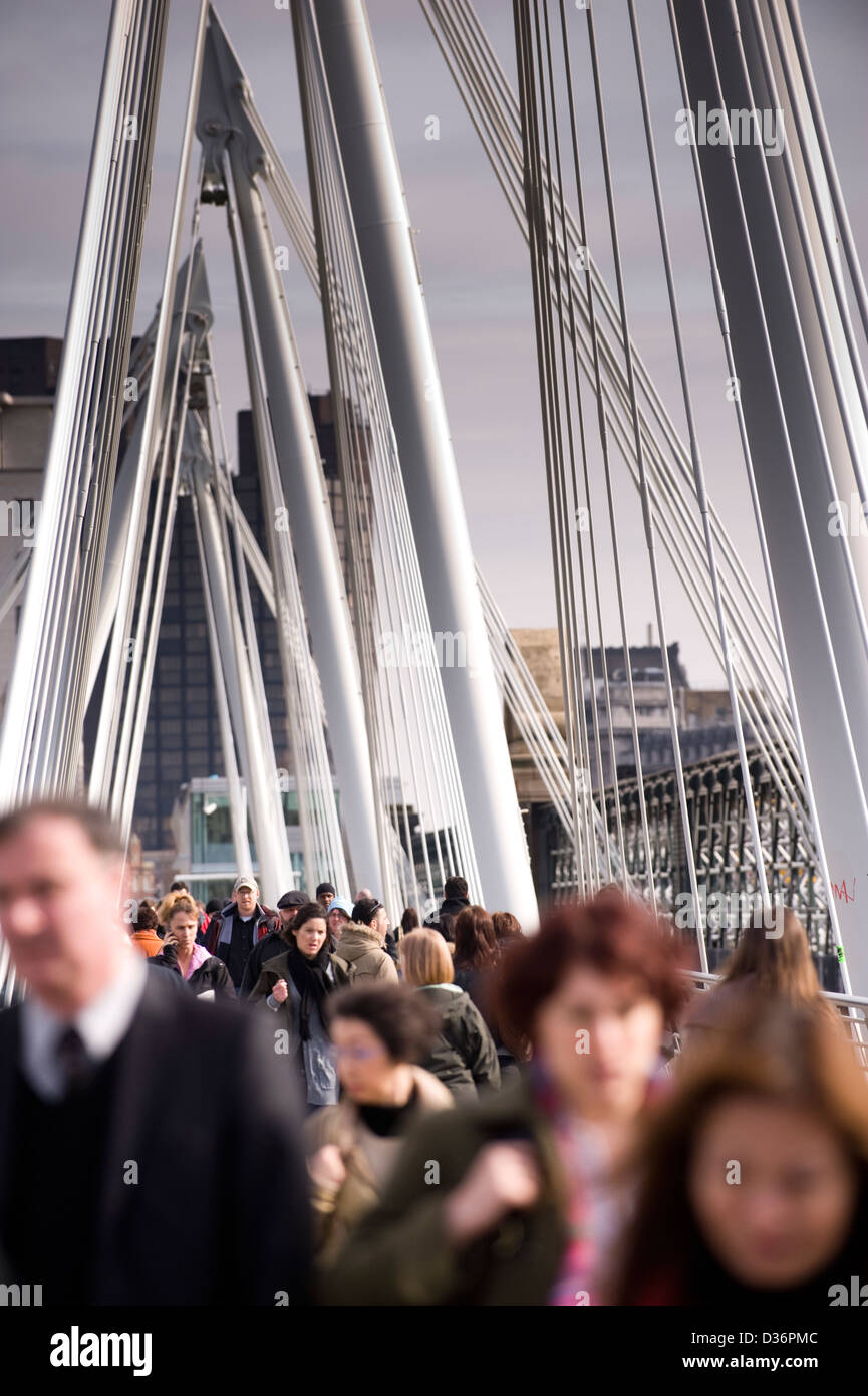 London-Rush Hour-Pendler auf Steg Stockfoto