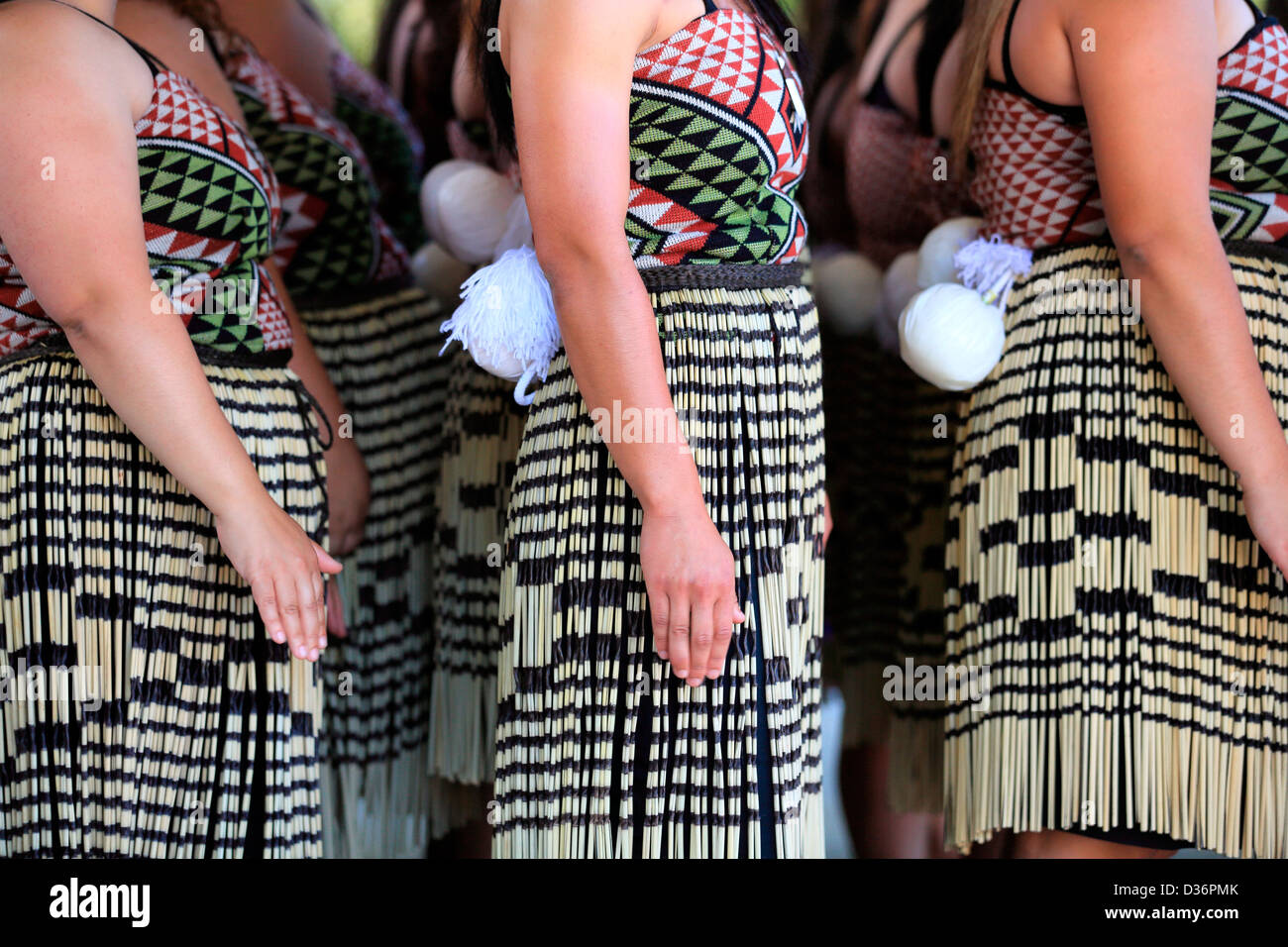 Weibliche Kapa Haka Group bei den Waitangi Treaty Grounds in Waitangi Day feiern. Stockfoto