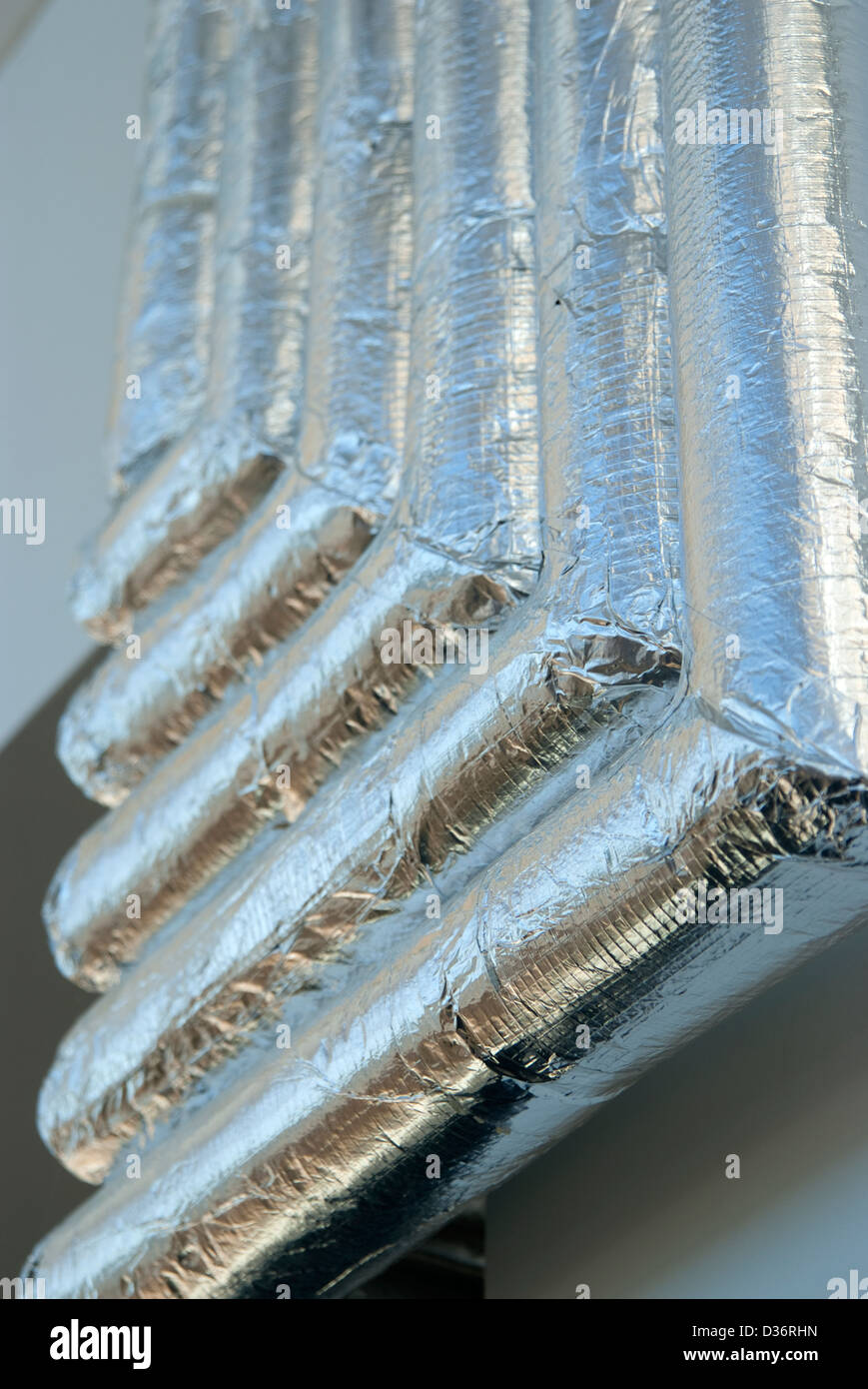 Solar-Warmwasser-Panel-Leitungen isoliert Silber Stockfoto