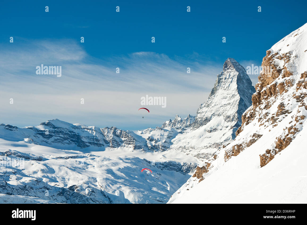 Paragliding über die Schweizer Alpen mit Matterhorn im Hintergrund Stockfoto