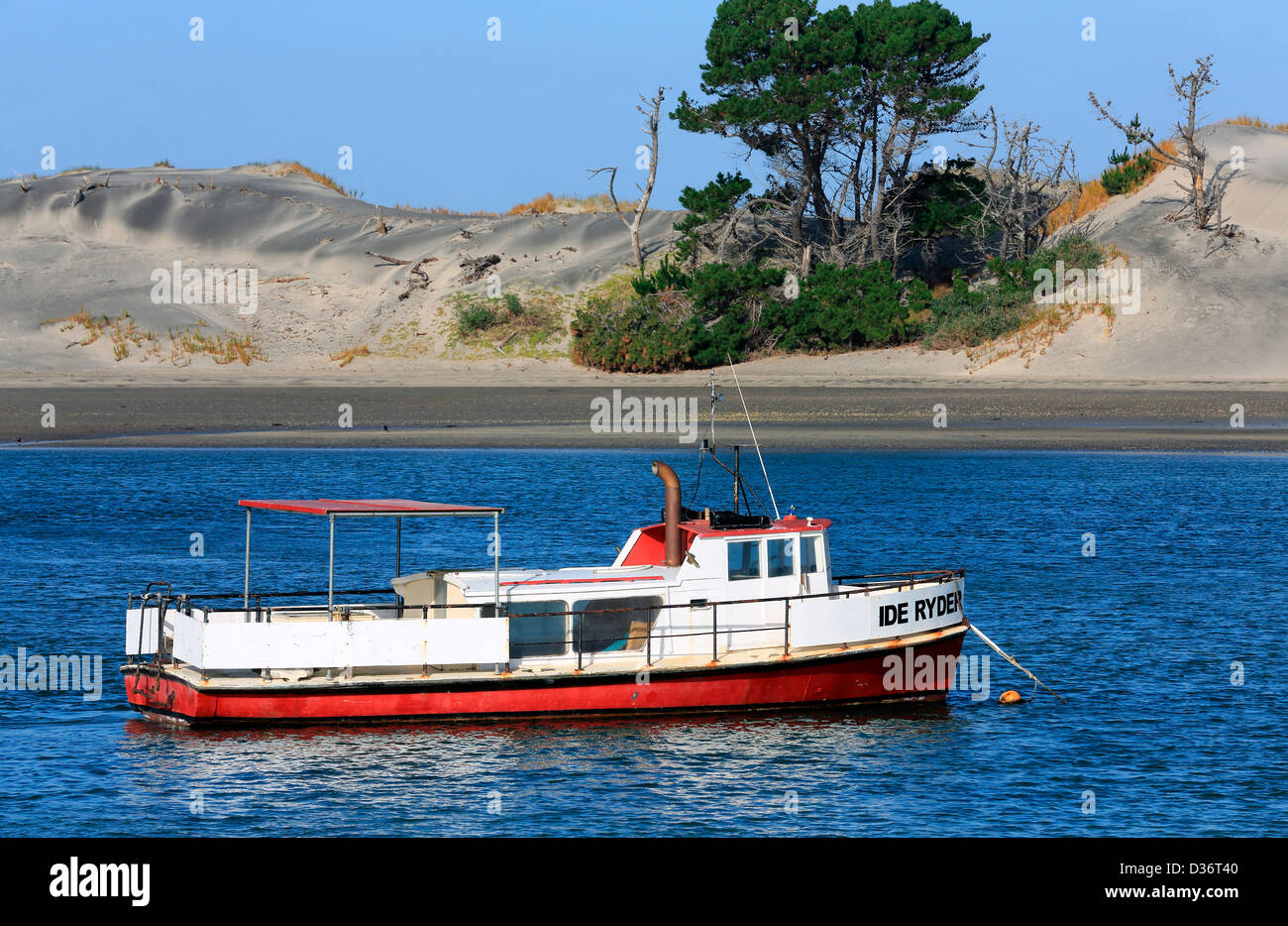 Altes Boot vor Anker bei Mangawhai Heads in Northland. Stockfoto