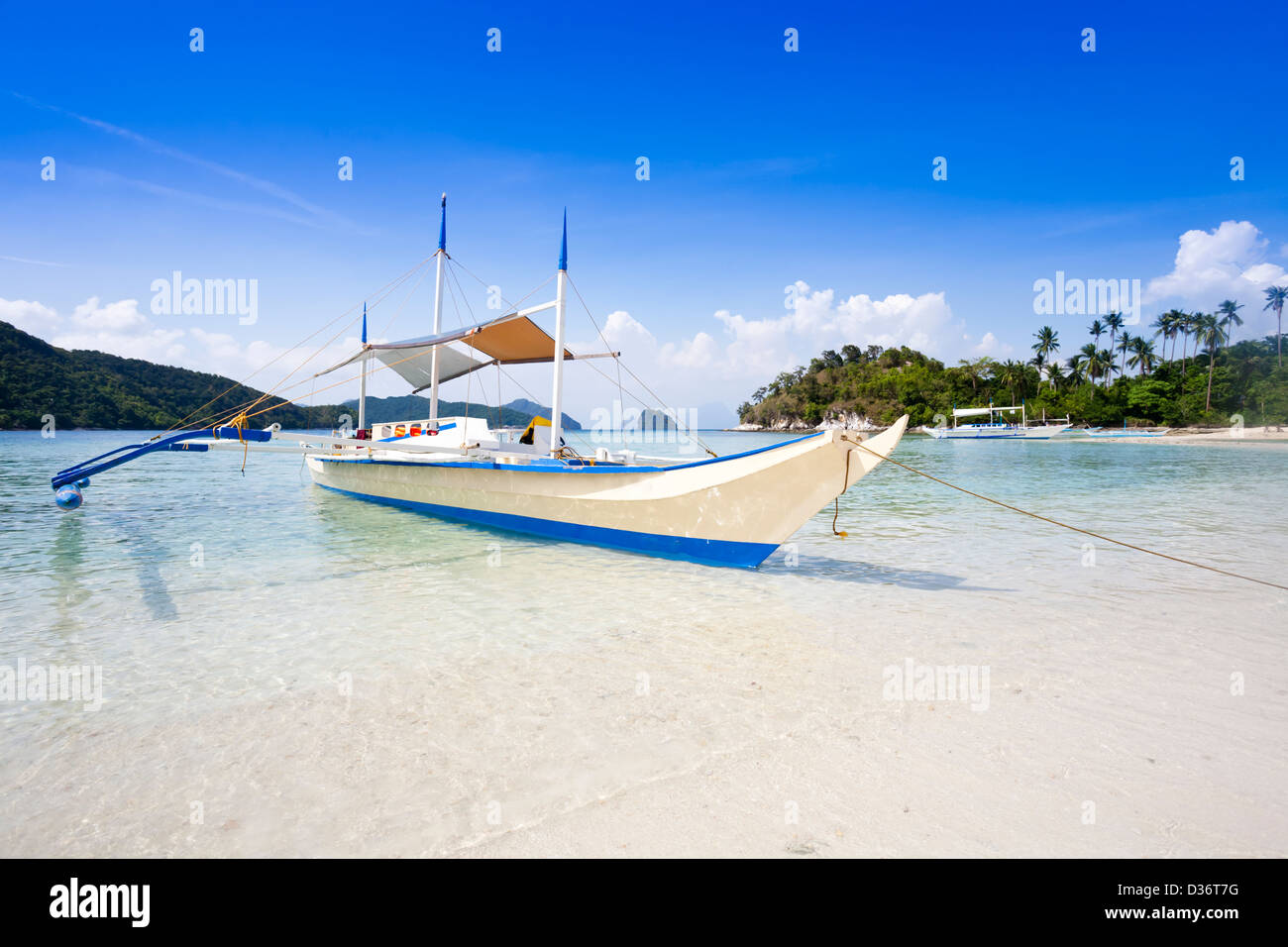 Banca Boot vertäut am tropischen Strand, El Nido, Palawan, Philippinen Stockfoto