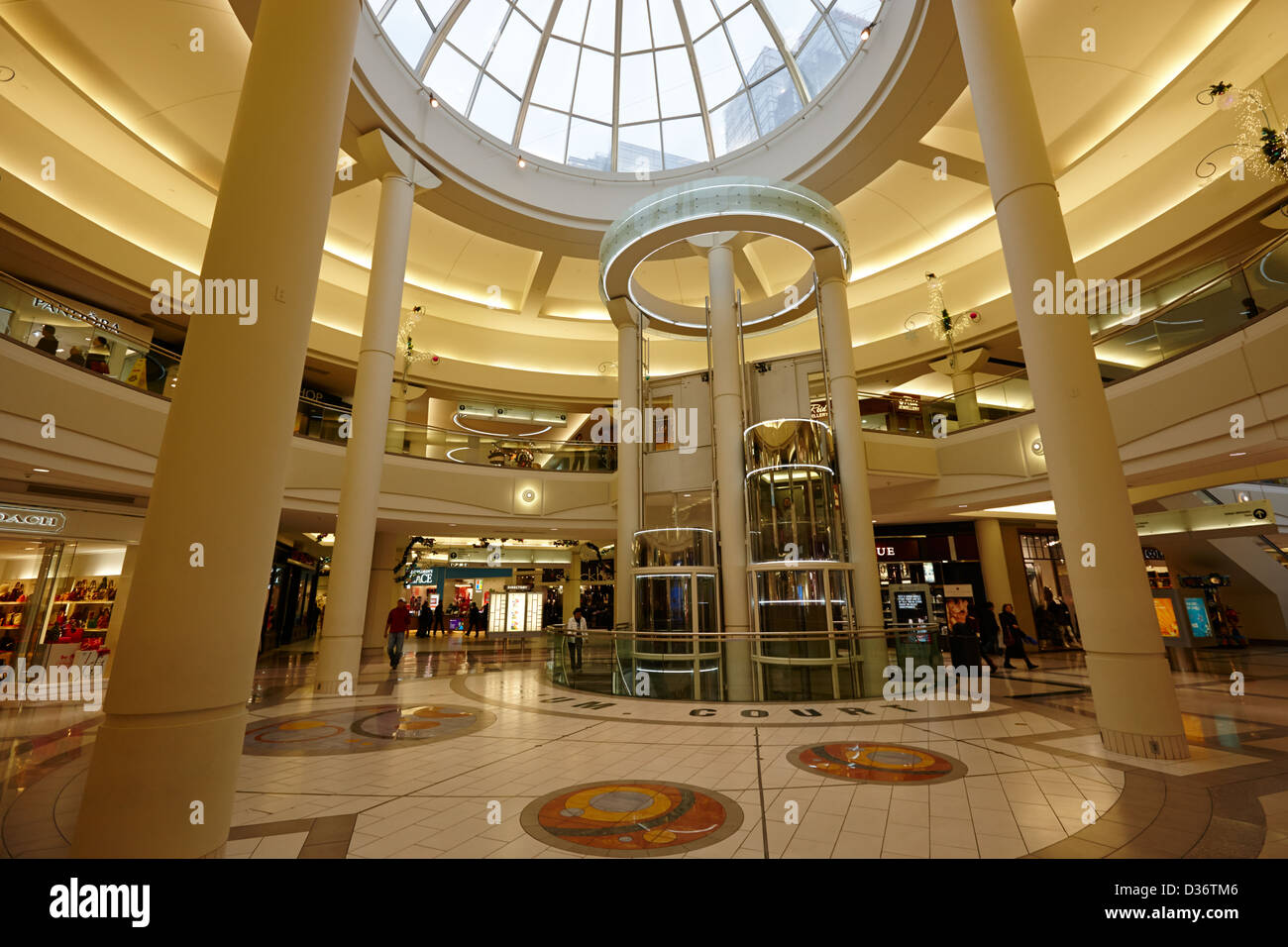 Atrium-Hof der Metropole in Metrotown Einkaufszentrum Vancouver BC Kanada Stockfoto