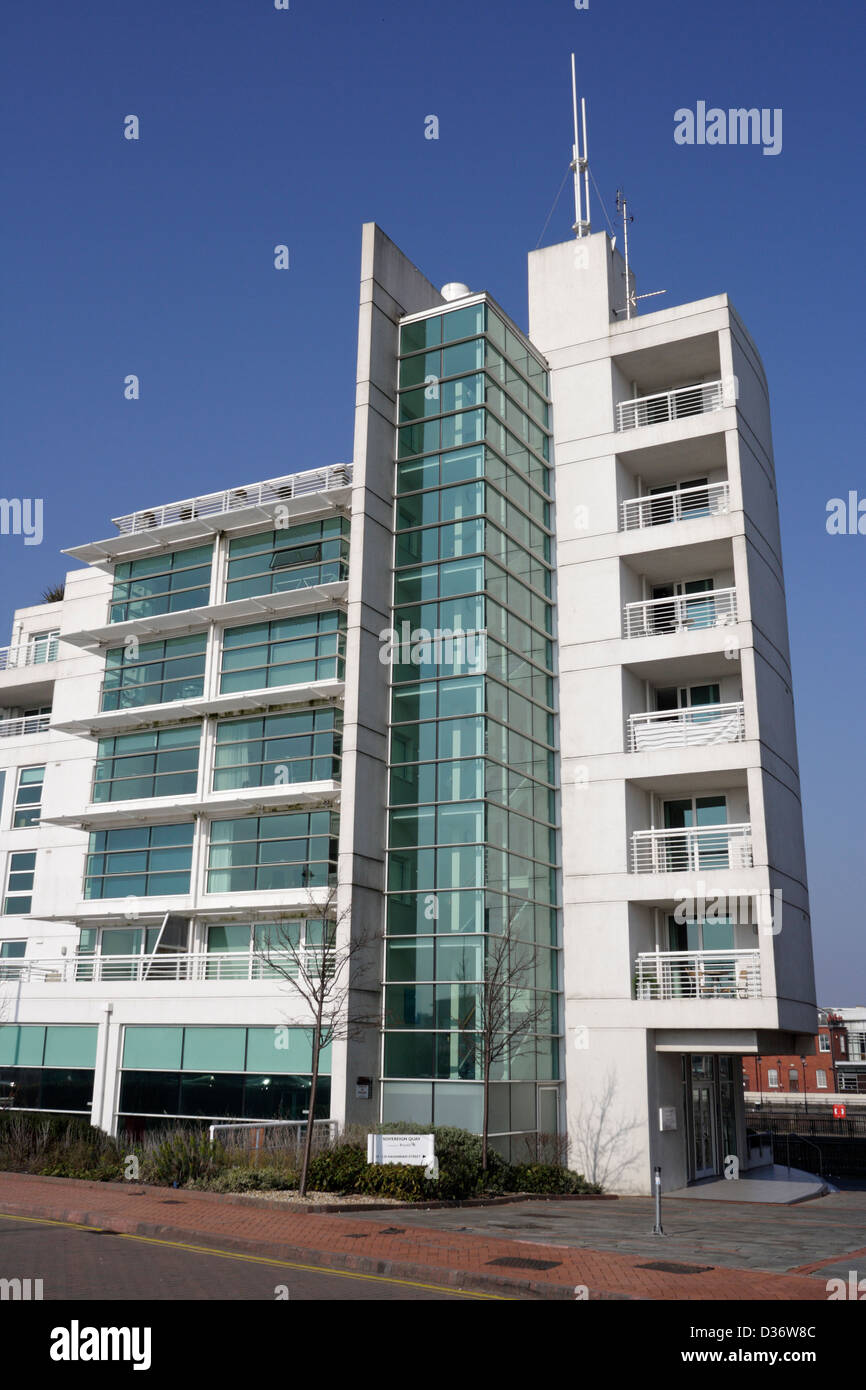 Moderne Appartementblöcke in Cardiff Bay, Wales, Großbritannien Stockfoto