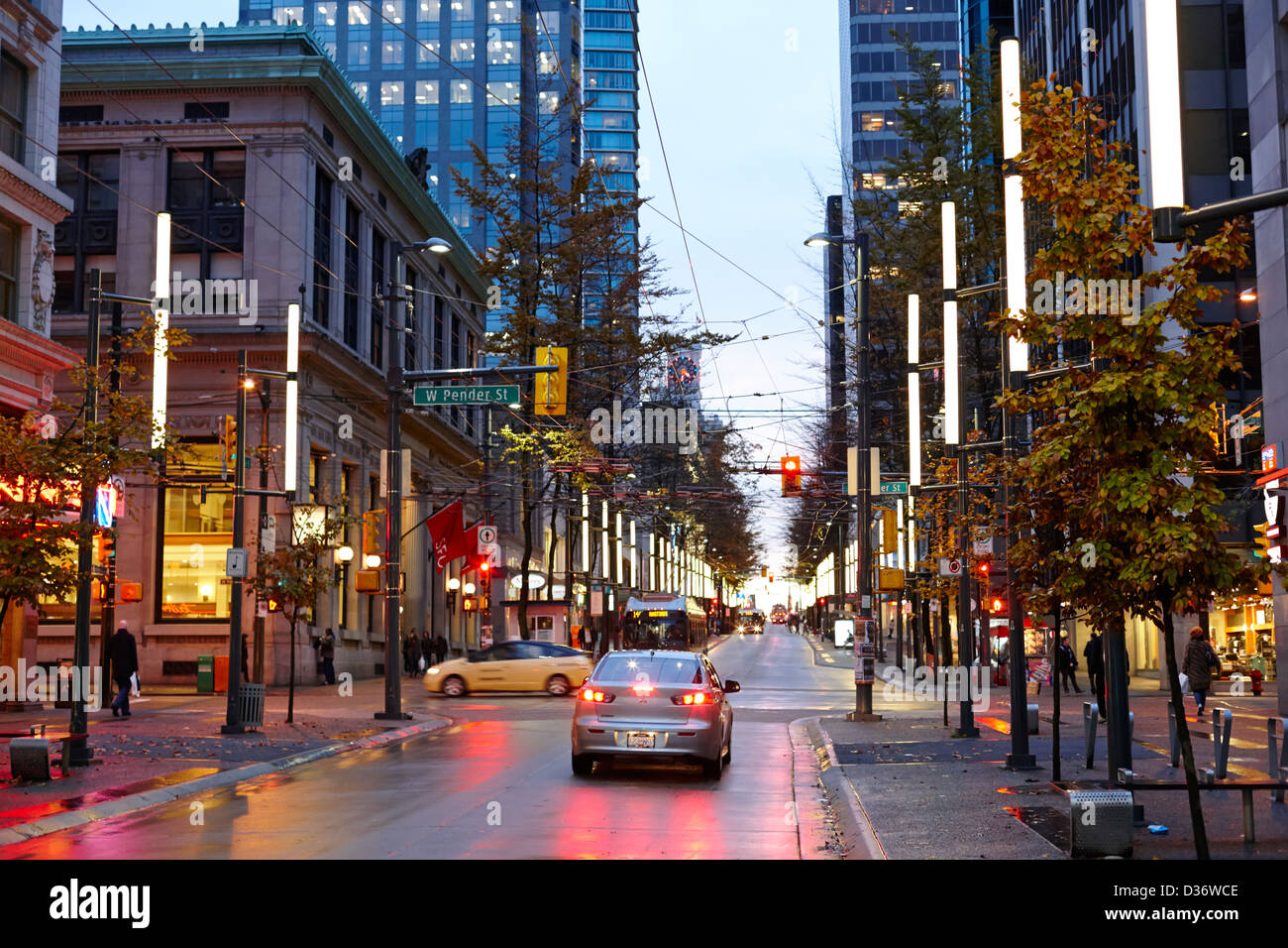 Kreuzung von West Pender Street und Granville Innenstadt bei Nacht Vancouver BC Kanada Stockfoto