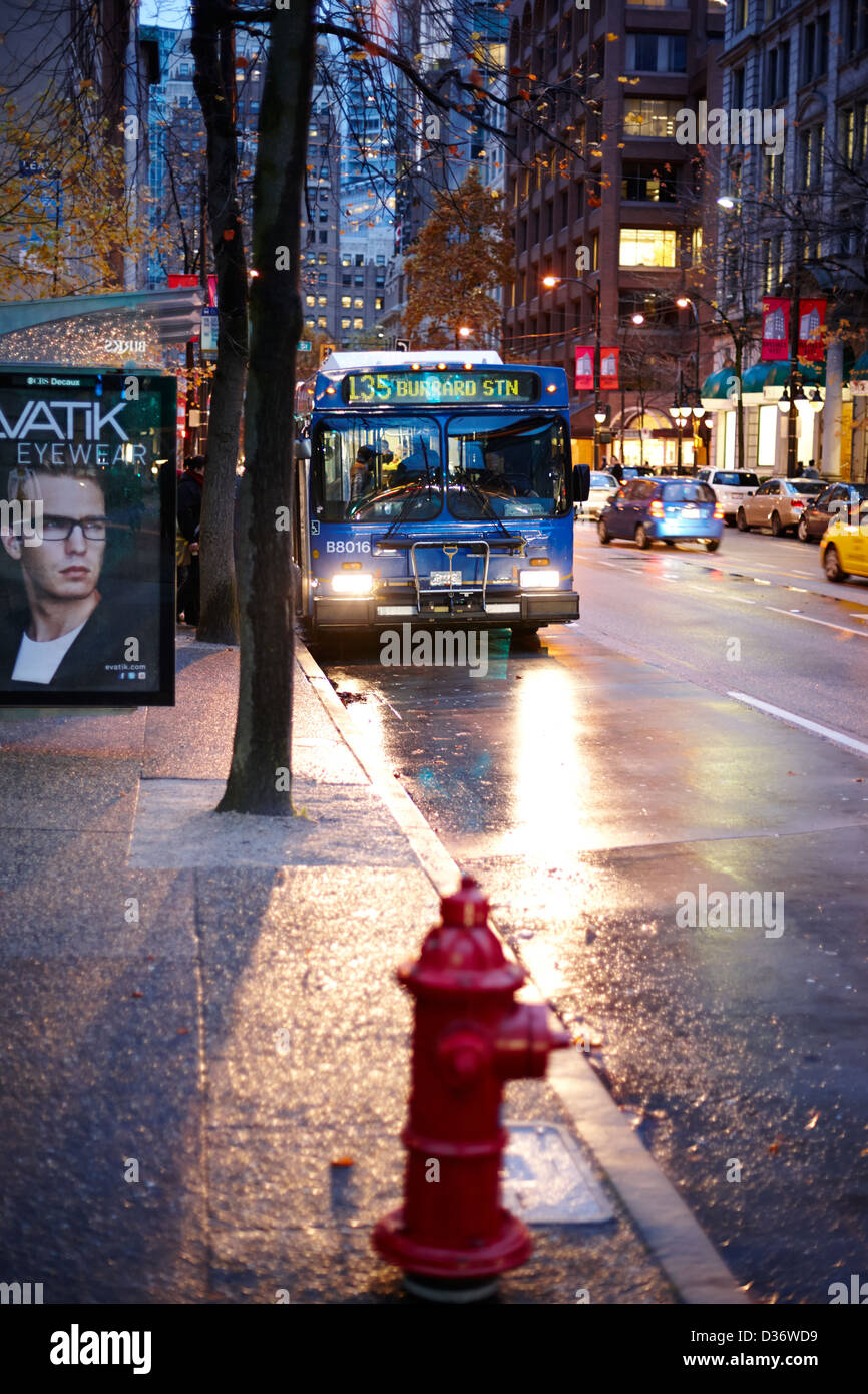 Vancouver City-Bus Haltestelle auf nassen Straße in frühen Abend im Stadtzentrums BC Kanada Stockfoto