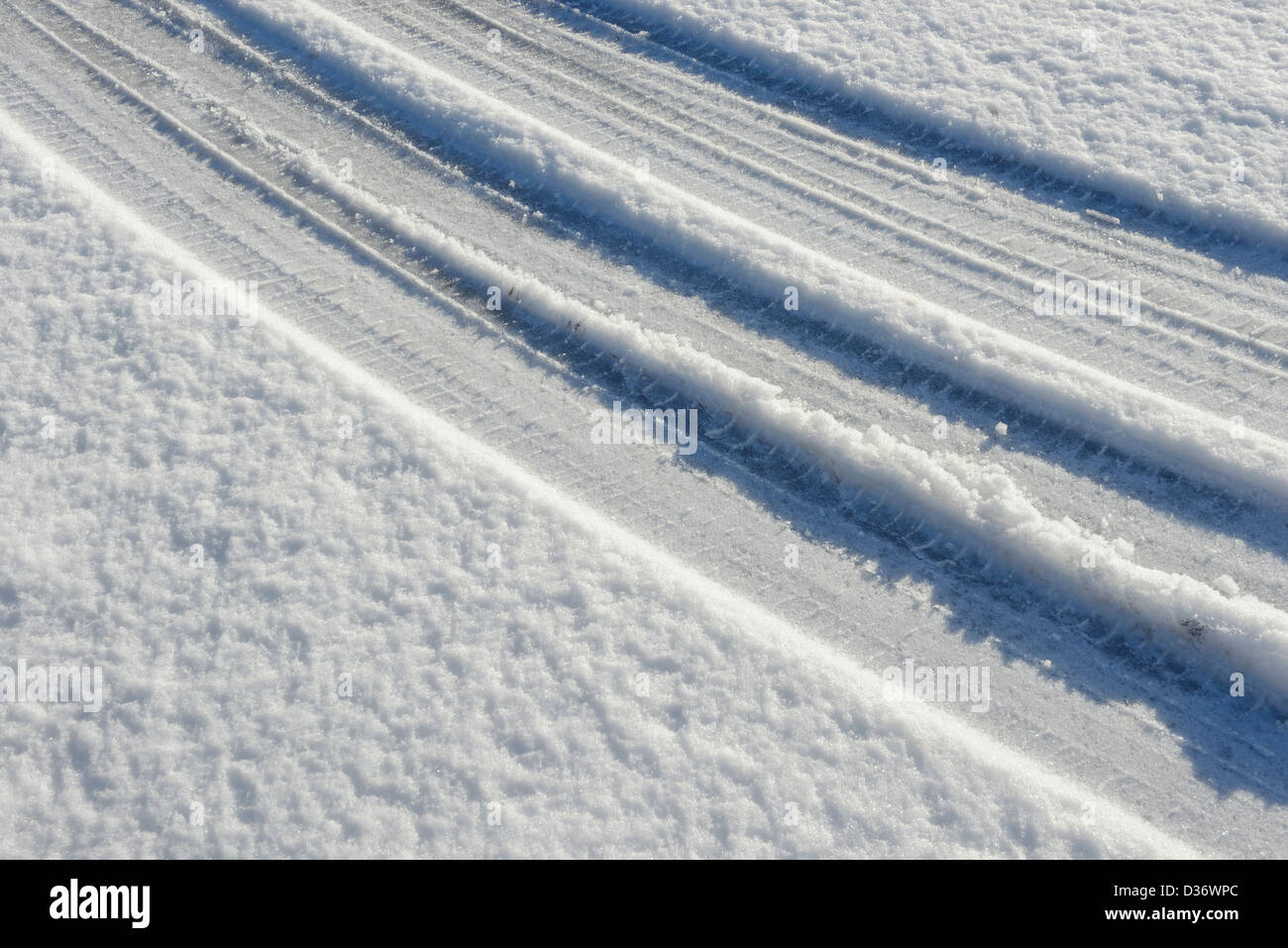 Auto Reifenspuren im frischen Schnee Stockfoto
