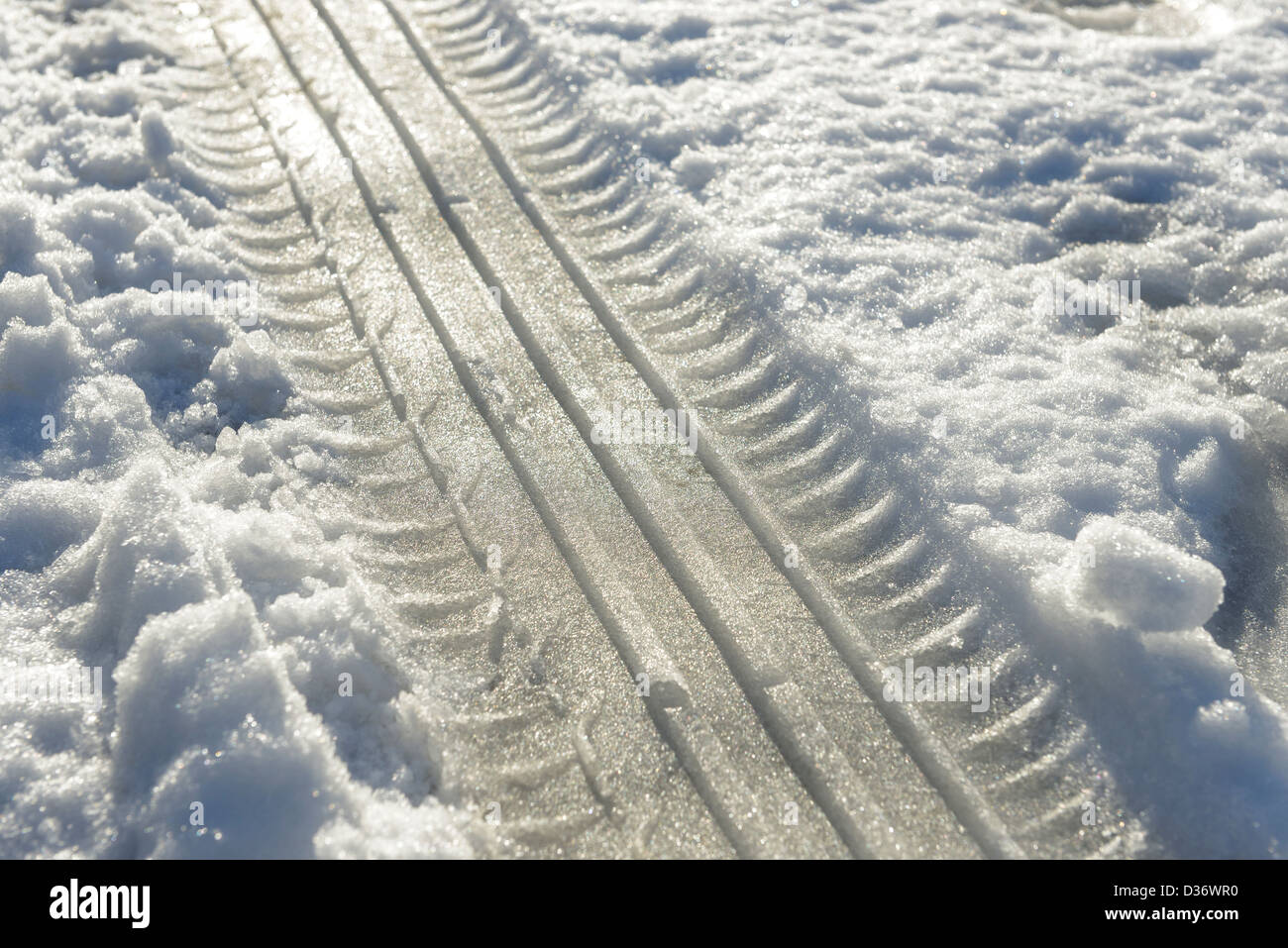 Auto-Reifen-Spur im Schnee Stockfoto