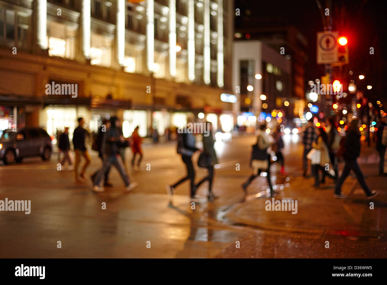Shopper Kreuzung Ecke Granville und West Georgia Straßen Vancouver BC Kanada bewusst unscharf Stockfoto