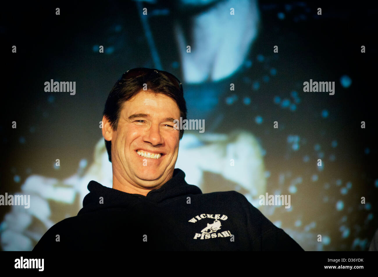 Paul Hebert mit einem breiten Grinsen auf der Bühne Stockfoto