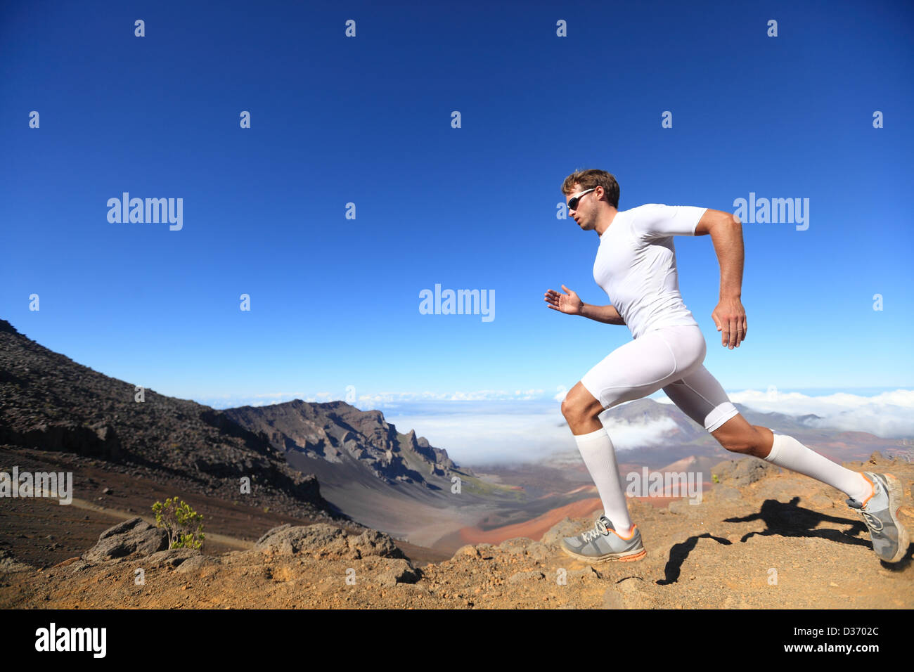 Sportlicher Fit sportlicher Mann in Kompression Kleidung laufen Marathon laufen in der malerischen Natur Stockfoto