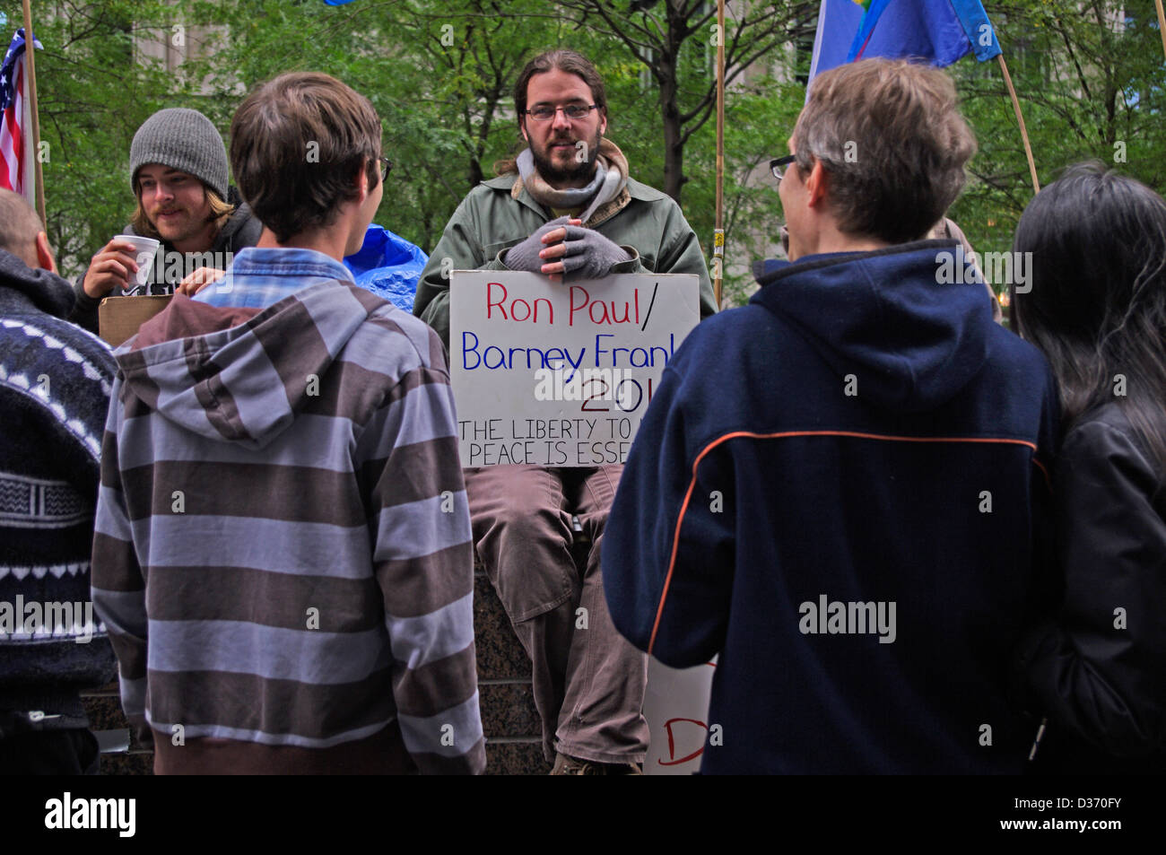 Politische wirtschaftliche Diskurs zwischen den Mitgliedern der "Occupy"-Bewegung, Meinungsäußerungen etwa 1 % 40 % des Reichtums der Nationen zu besitzen. Stockfoto