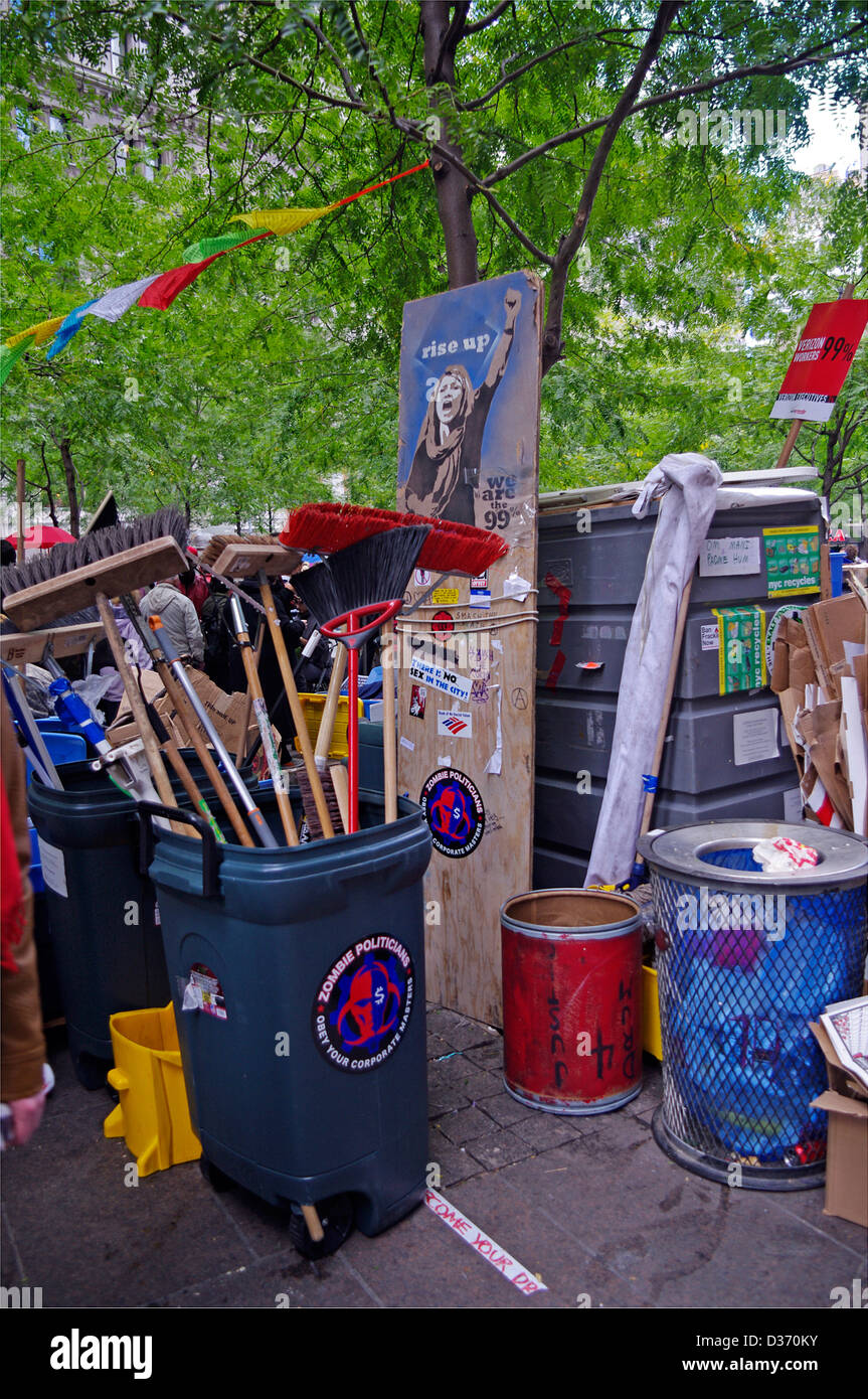 Bereinigen Sie Versorgungsgüter und Ausrüstungsgegenstände für die "Occupy" protestieren 1 % Wealthest am Zuccotti Park, New York, NY, USA Stockfoto
