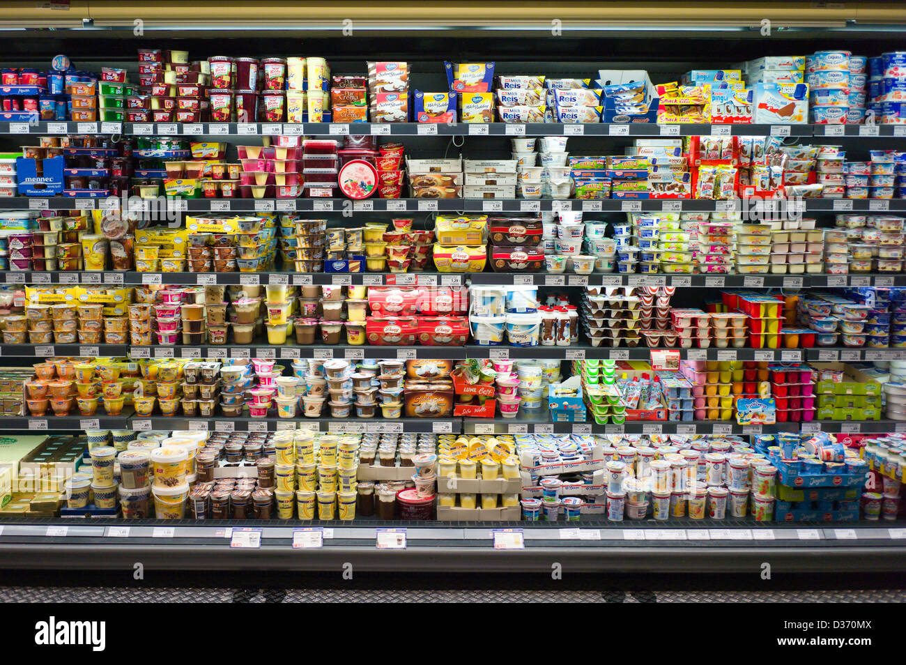 Berlin, Deutschland, mit Milchprodukten am Supermarktregal