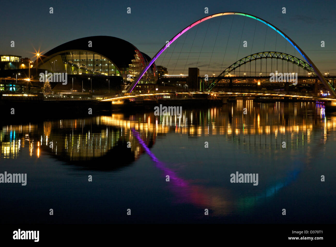 Gateshead Quays mit Sage Gateshead Millennium Bridge bei Nacht, Tyne und Abnutzung, North East England, UK, GB, Stockfoto