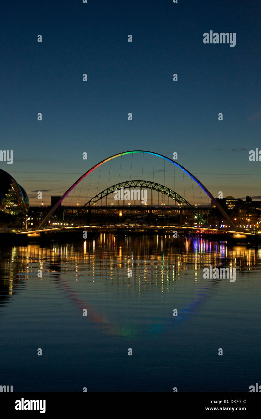 Gateshead Quays mit Sage Gateshead Millennium Bridge bei Nacht, Tyne und Abnutzung, North East England, UK, GB, Stockfoto