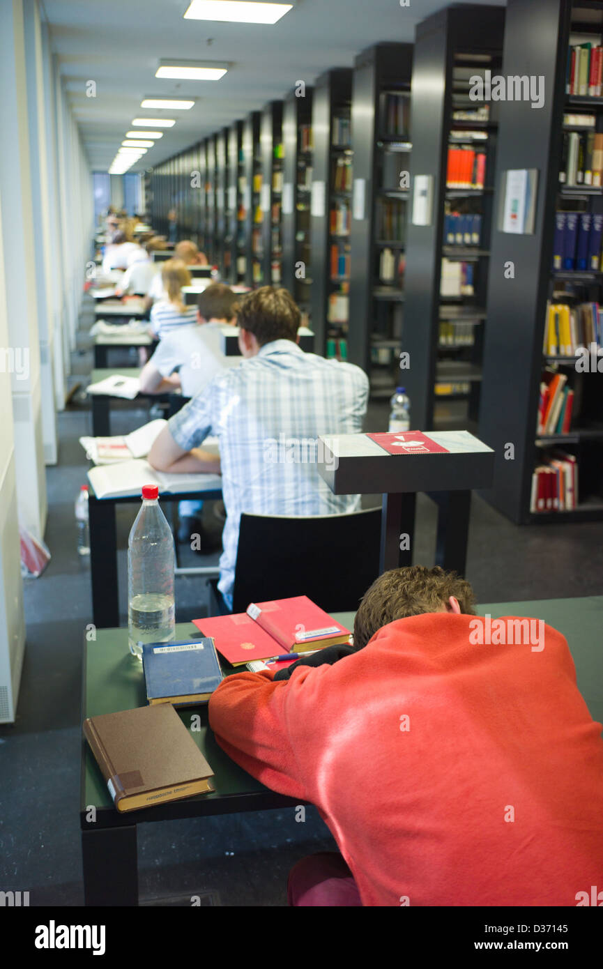 Berlin, Deutschland, Studenten in Jacob und Wilhelm Grimm-Zentrum Stockfoto