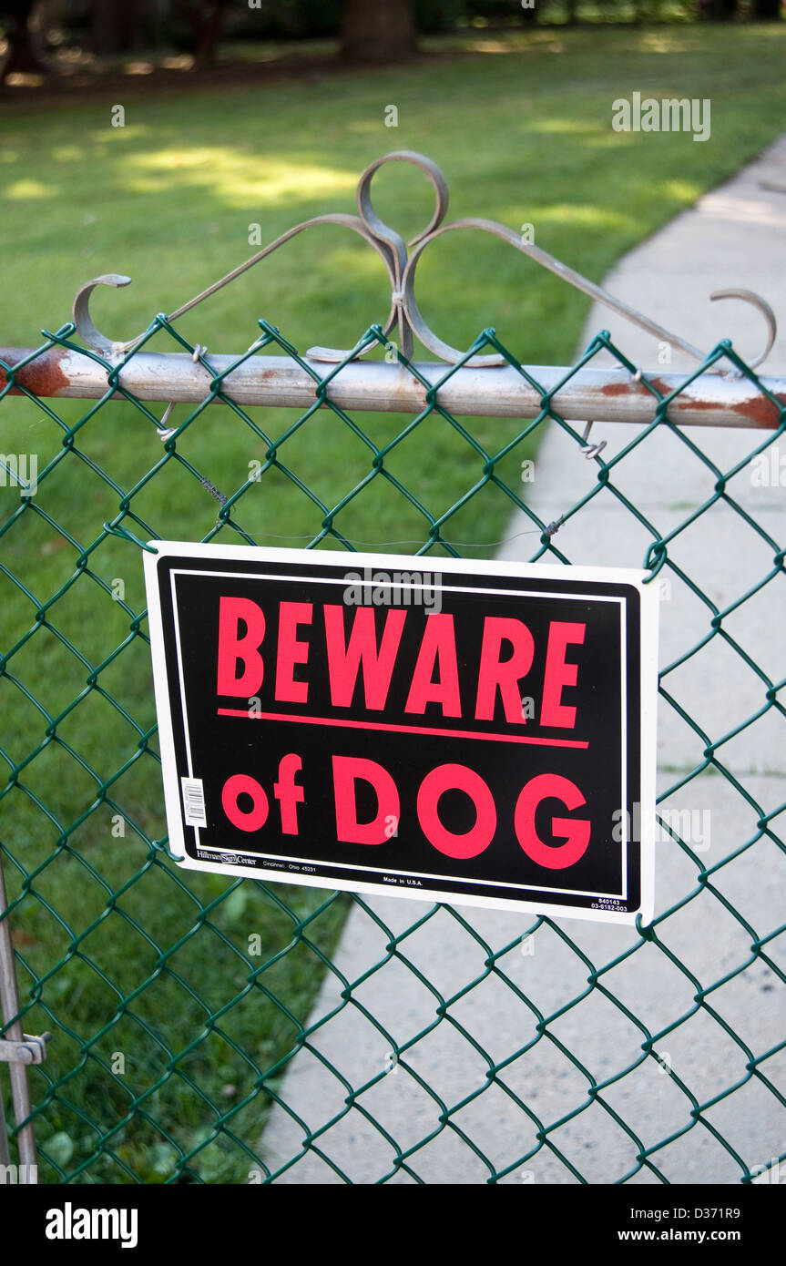 Vorsicht bei Hund, liest ein Zeichen auf das Tor zu einer Immobilie in New Jersey, USA. Stockfoto