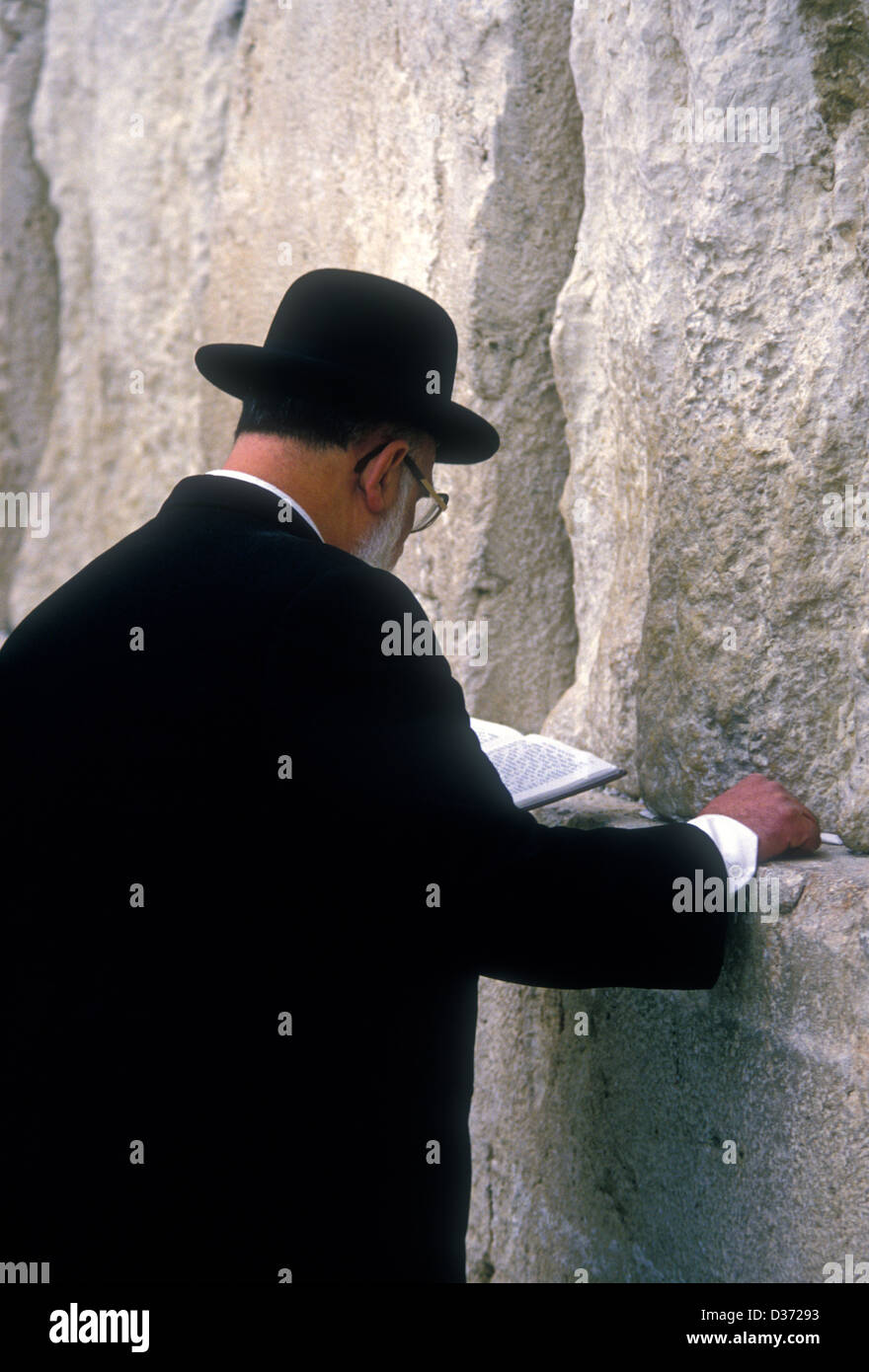 Jüdische Volk Mann männlich im Gebet bei The Wailing Wall in der alten Stadt von Jerusalem Israel Stockfoto