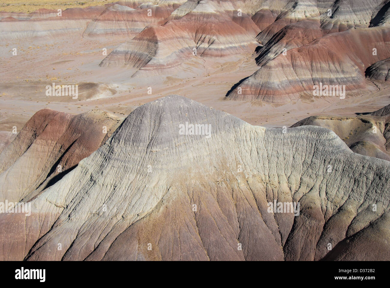 Hubschrauberansicht des abwechslungsigen Geländes in Painted Desert im Petrified Forest National Park in Arizona. (USA) Stockfoto