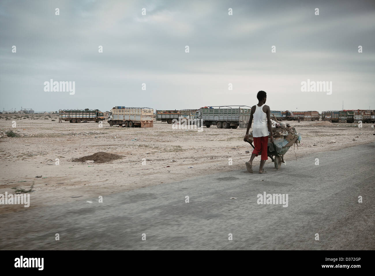 Ein Junge mit einer Schubkarre von Waren in Hergeisa, Somaliland Stockfoto