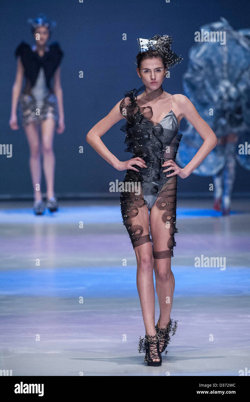 Ein Modell zeigt Entwürfe auf dem Laufsteg von Law Hau Sin Newton In Crazy Show während der Hong Kong Fashion Designers Contest2013 Stockfoto