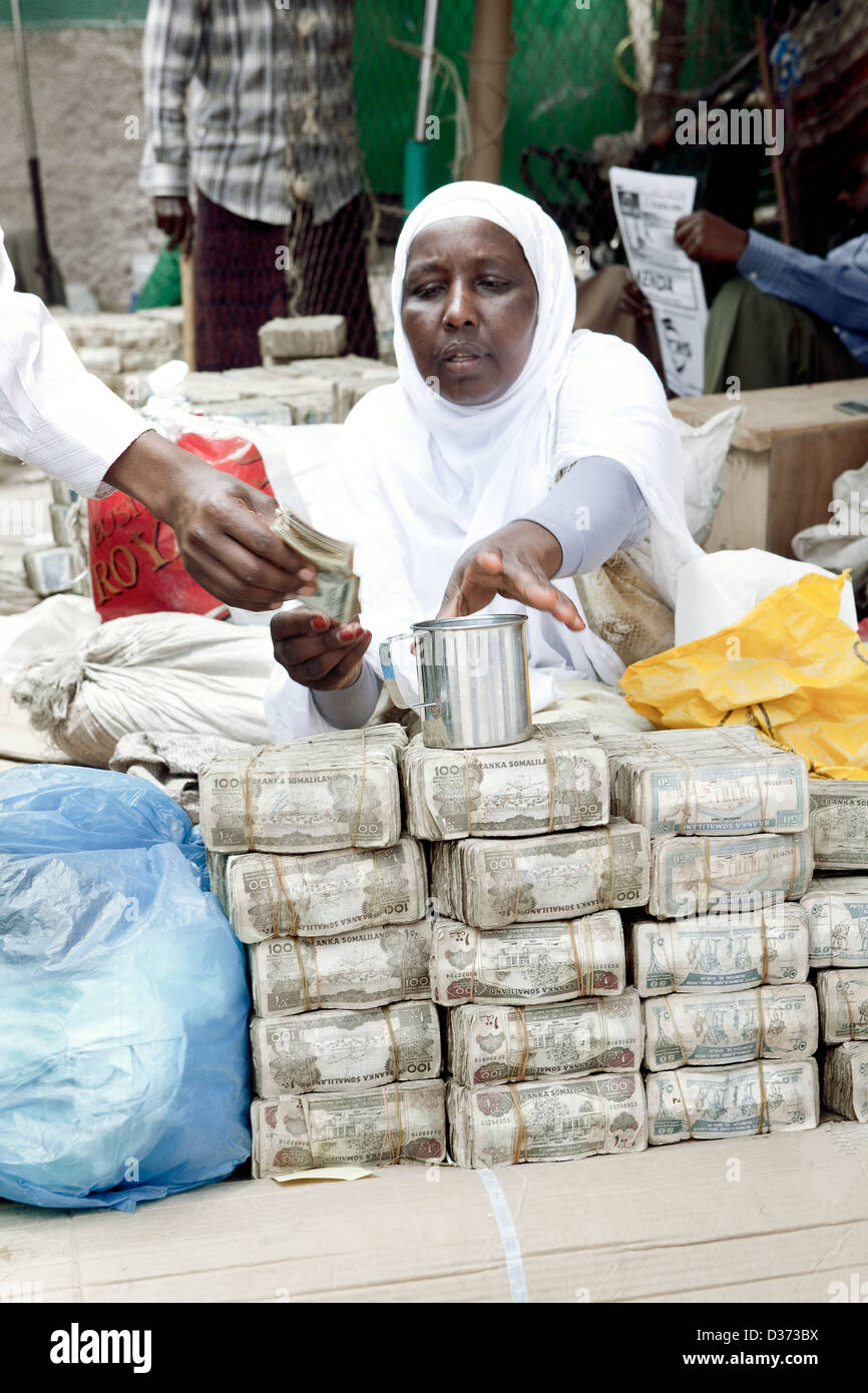 Eine weibliche Trader bei am Devisenmarkt Geld in Hergeisa. Stockfoto