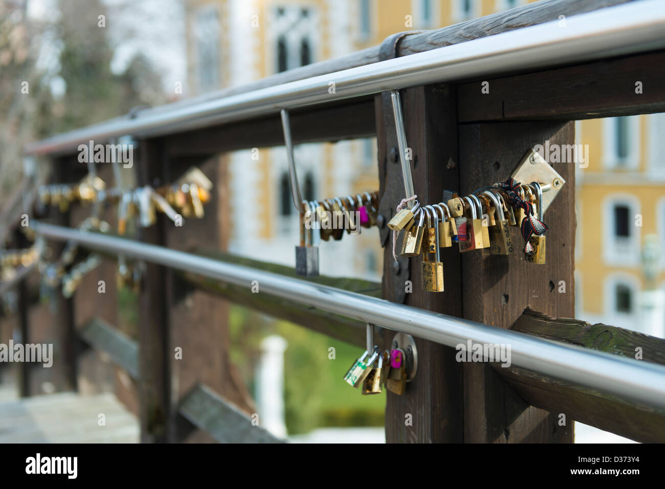 Liebe Vorhängeschlösser wie eine Liebe versprechen in der Accademia Brücke in Venedig Stockfoto