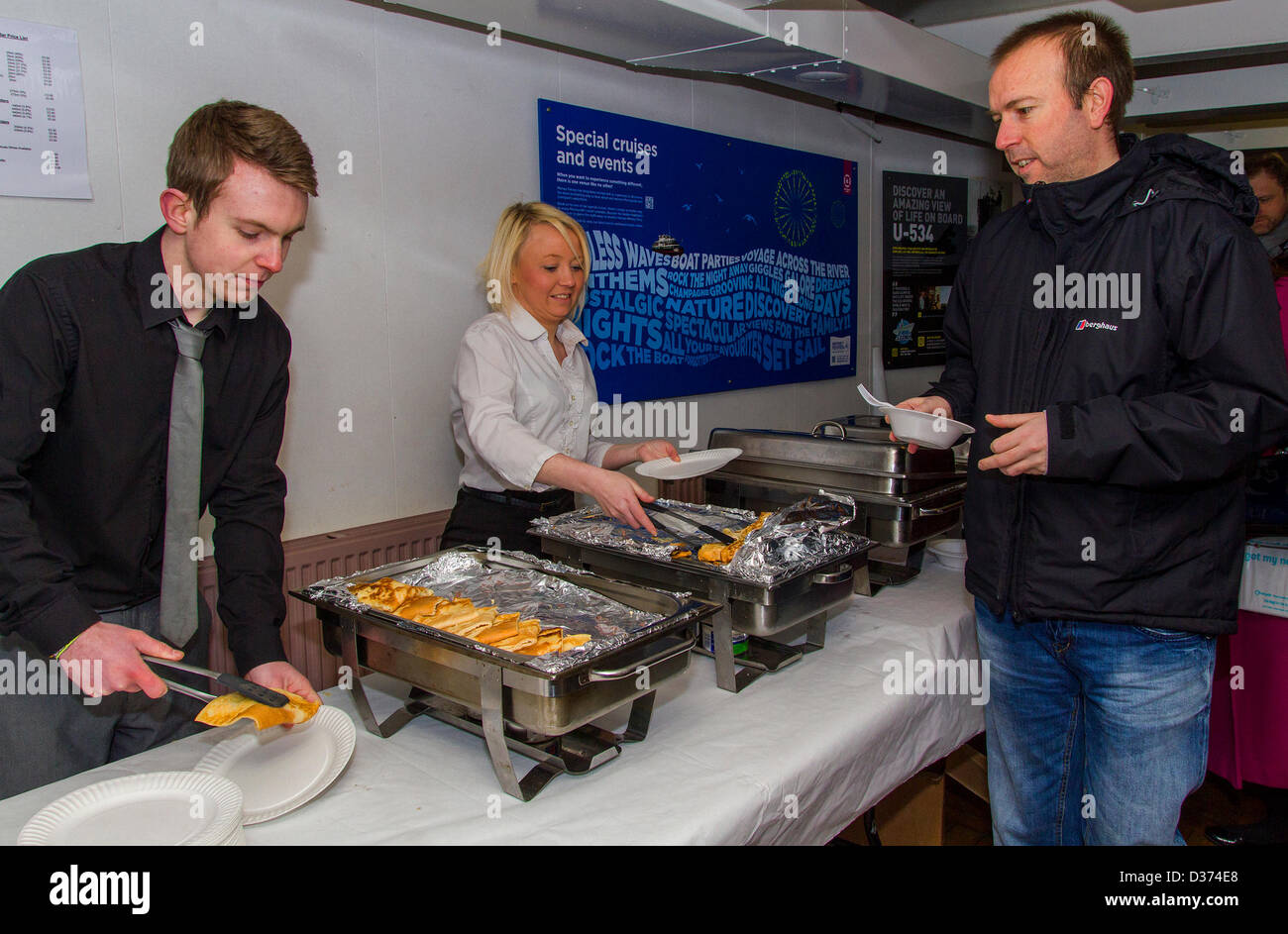 Fluß Mersey, UK. 12. Februar 2013. Mersey Ferries dienen kostenlose Pfannkuchen am frühen Morgen Pendler auf den Fluss Mersey, Pancake Day, 12. Februar 2013 feiern. Bildnachweis: Graeme Lamm / Alamy Live News Stockfoto