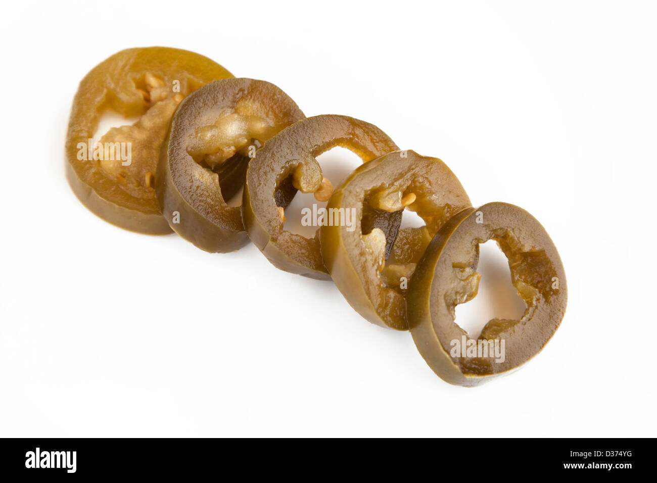 in Scheiben geschnitten eingelegte Pfeffer Jalapeno auf weißem Hintergrund Stockfoto