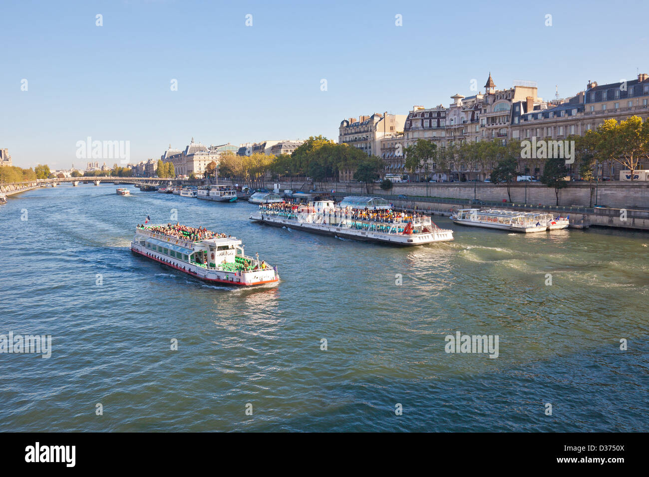 Touristen auf zwei Ausflugsboote Bateaux Mouches und Vedettes de Pont Neuf auf der Seine im Zentrum von Paris. Stockfoto